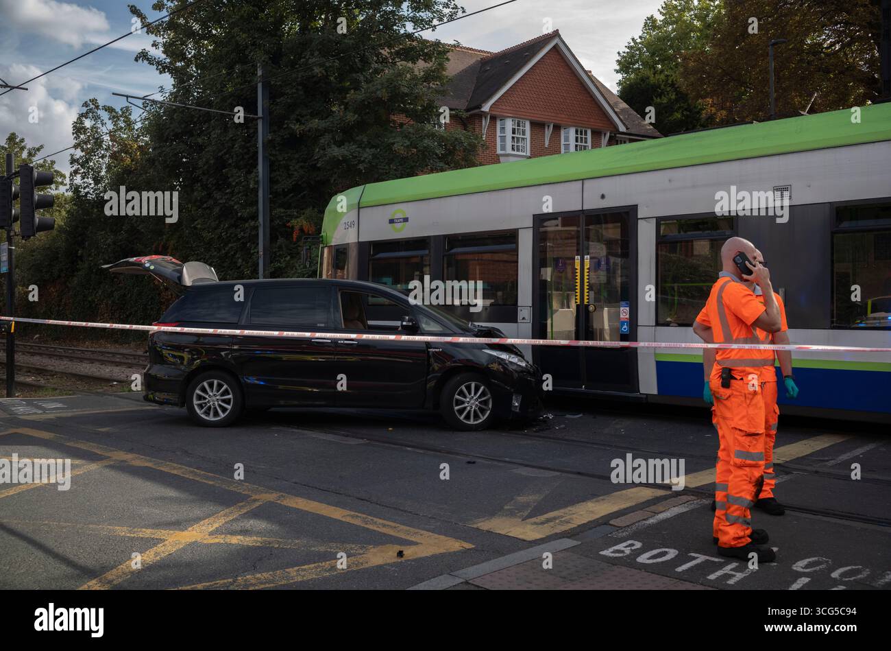 UK. August 2025. Ein Kleinbus kollidiert gegen 16:00 Uhr mit der London Tram im Südwesten Londons, Großbritannien. Heute Nachmittag traf ein Kleinbus mit einer Straßenbahn zusammen, als das Auto an einer Kreuzung auf der Kingston Road durch ein rotes Verkehrszeichen fuhr, als die Straßenbahn sich der Merton Park Station im Südwesten Londons näherte. Rettungsfahrzeuge wurden mit Verletzten in einem Krankenwagen begleitet. Wimbledon, Southwest London, England, Vereinigtes Königreich 26. Augusts, 2025. Quelle: Jeff Gilbert/Alamy Live News Stockfoto