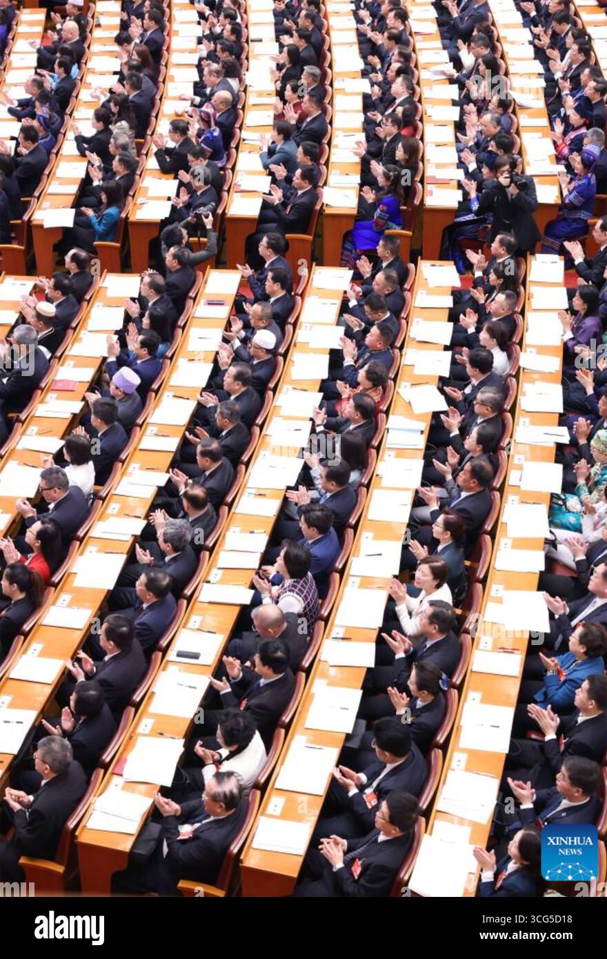 Mitglieder DES CHINESISCHEN VOLKSKONGRESSES beim 14. NPC in der Großen Halle des Volkes in Peking, 8. März 2025. Stockfoto