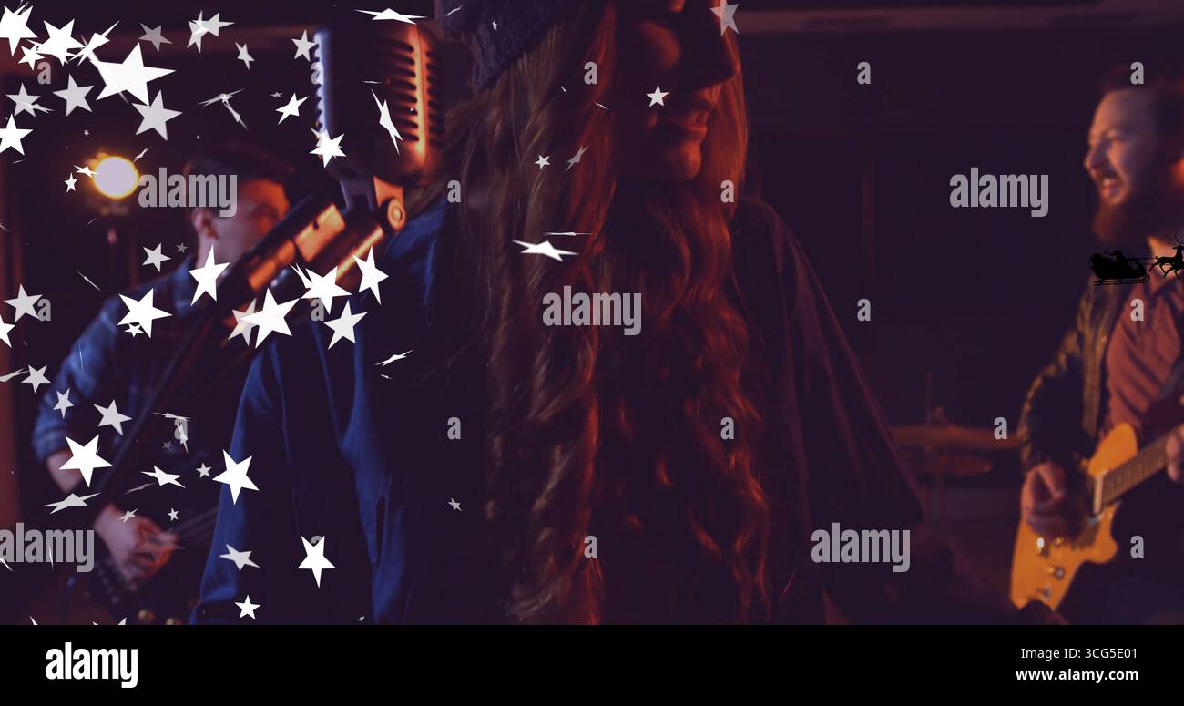 Singende Sängerin mit Strickmütze, dunklem Mantel auf der Bühne, Vintage-Mikrofon und Sterngrafik Stockfoto