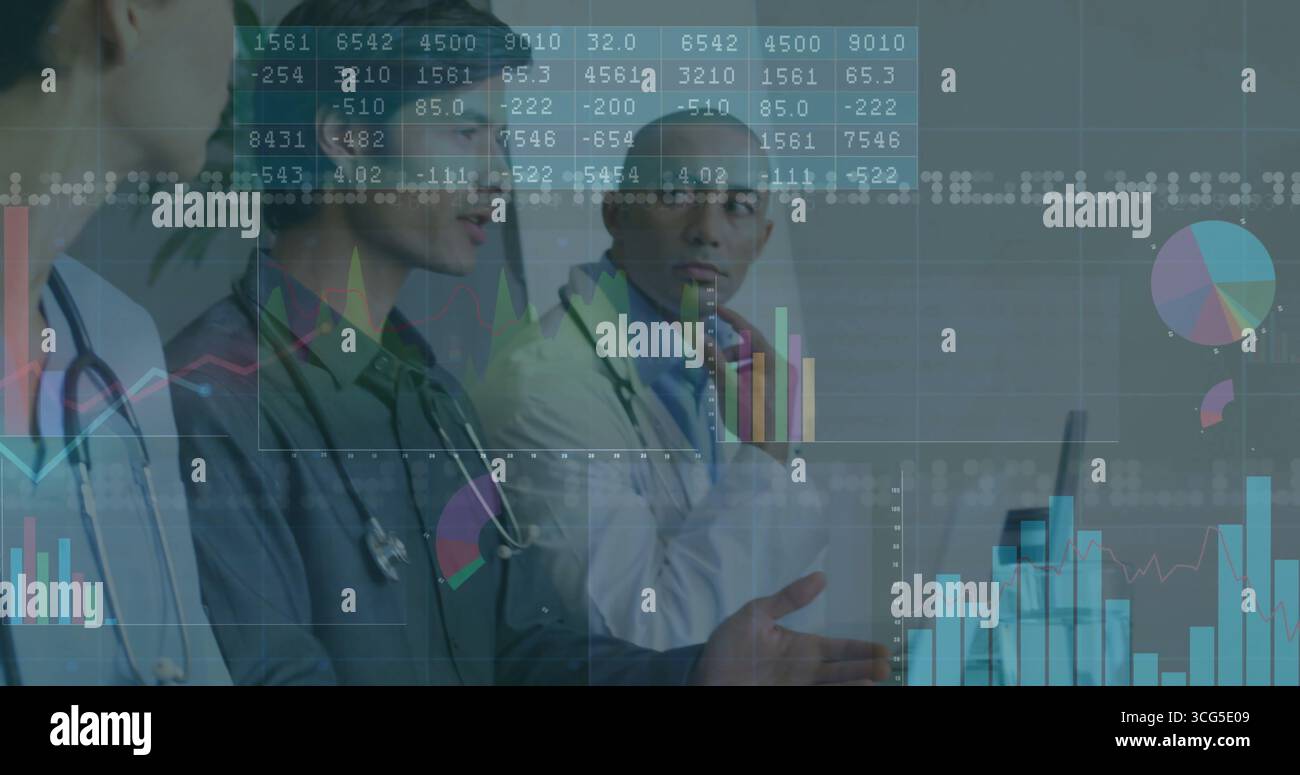 Drei Ärzte tragen Peelings und Labormäntel, die im Konferenzraum Akten untersuchen, mit Stethoskopen Stockfoto