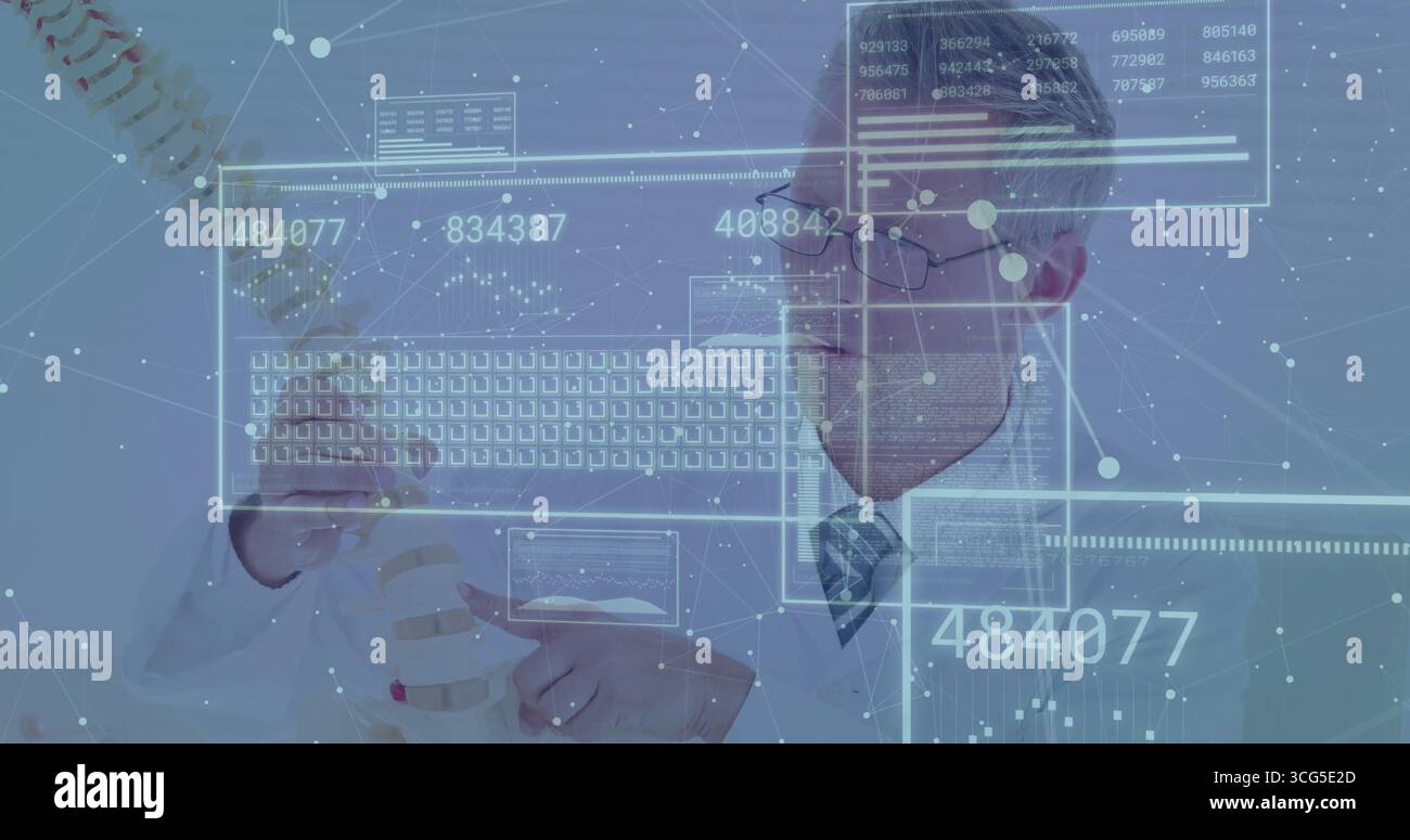 Das Wirbelsäulenmodell halten, reifer Arzt im Labormantel, der holographische Datenfelder in der Klinik analysiert Stockfoto