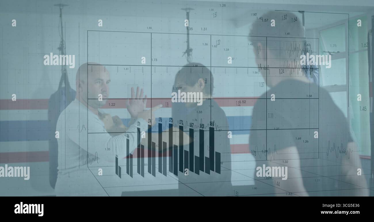 Ausbilder und Schüler üben Kampfkunst im Dojo, mit Boxsack und Balkendiagramm-Overlay Stockfoto