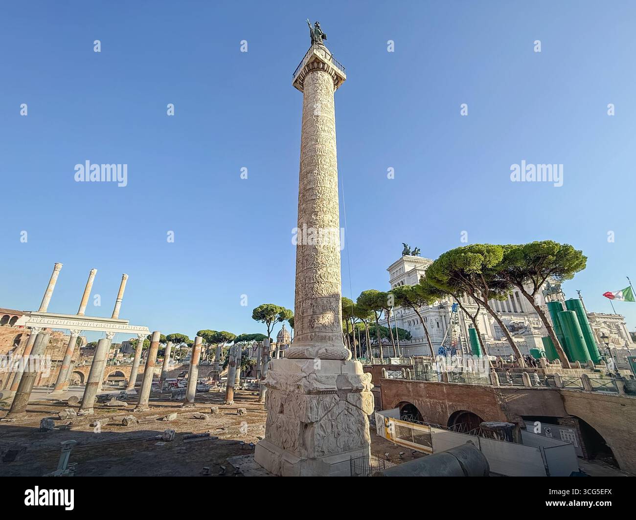 ROM, ITALIEN - 1. AUGUST 2025 Trajanssäule zum Gedenken an den Sieg des römischen Kaisers in den Dakerkriegen im Trajanforum mit antiken Ruinen Stockfoto
