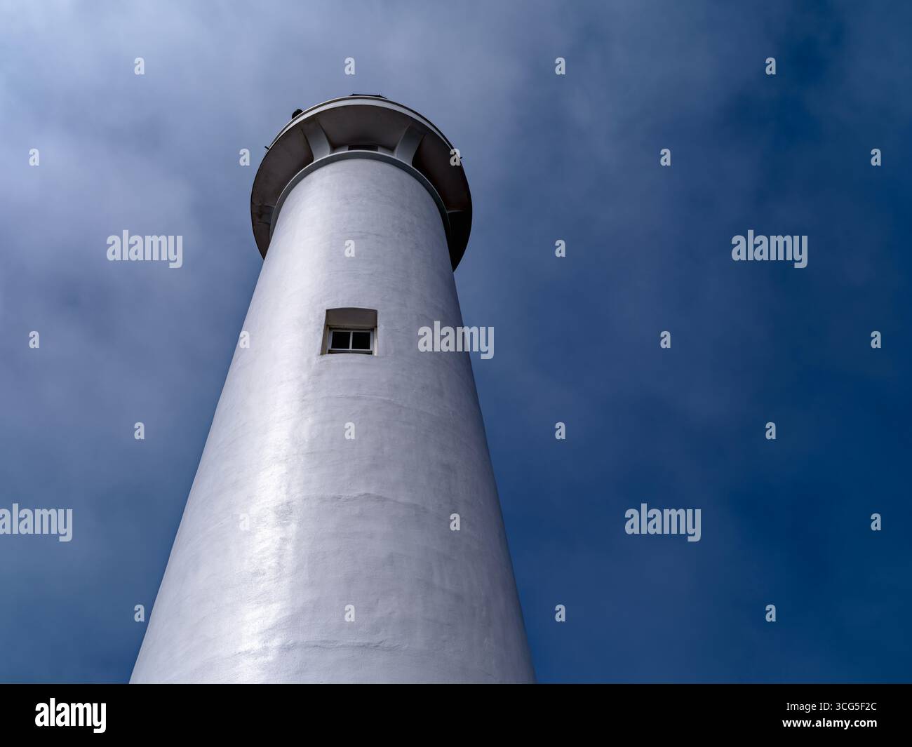 Blick nach oben auf ein Fenster im Turm des Leuchtturms in der Point Arena in Kalifornien, USA Stockfoto