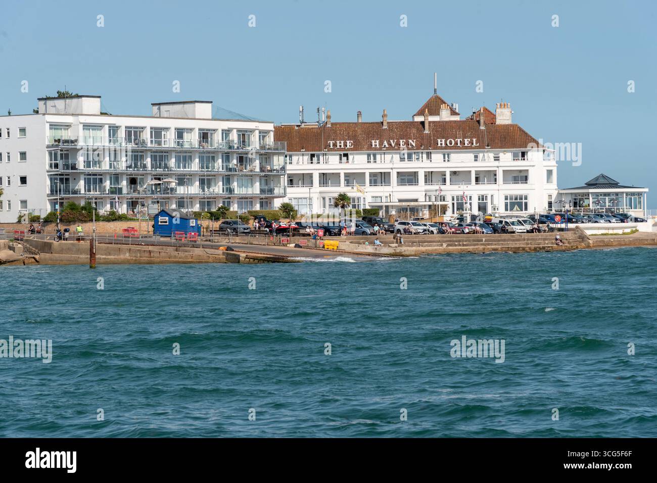 Sandbanks Dorset England UK. 10.08.2025. 4-Sterne-Hotel mit Spa und am Strand mit Blick auf Poole Harbour Dorset England UK Stockfoto