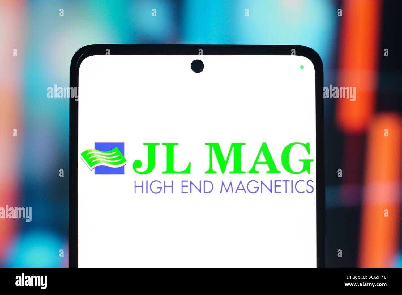 In dieser Fotoabbildung wird das JL mag Rare-Earth-Logo auf einem Smartphone-Bildschirm angezeigt. Stockfoto