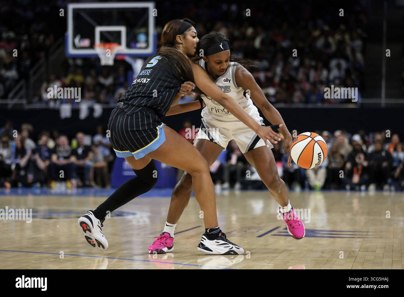 Chicago, USA. August 2025. Angel Reese (5 Chicago Sky) bewacht Jackie Young (0 Las Vegas Aces) während des Spiels zwischen den Chicago Sky und Las Vegas Aces am Montag, 25. August 2025 in der Wintrust Arena, Chicago, USA. (KEINE KOMMERZIELLE NUTZUNG) Guthaben: SPP Sport Pressefoto. /Alamy Live News Stockfoto