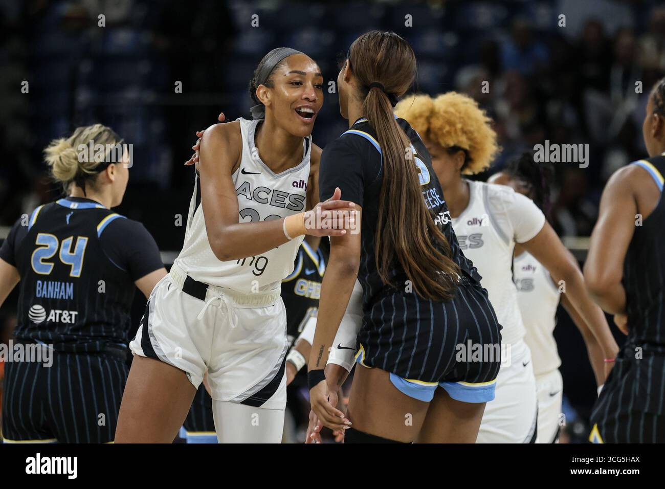 Chicago, USA. August 2025. A'ja Wilson (22 Las Vegas Aces) begrüßt Angel Reese (5 Chicago Sky) vor dem Spiel zwischen den Chicago Sky und Las Vegas Aces am Montag, 25. August 2025 in der Wintrust Arena, Chicago, USA. (KEINE KOMMERZIELLE NUTZUNG) Guthaben: SPP Sport Pressefoto. /Alamy Live News Stockfoto