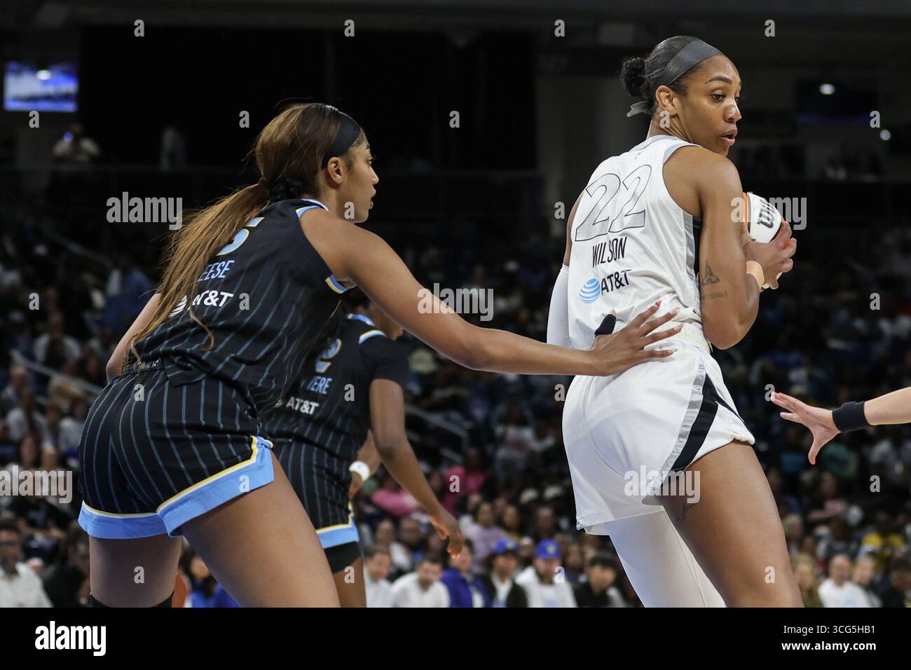 Chicago, USA. August 2025. A'ja Wilson (22 Las Vegas Aces) tritt am Montag, 25. August 2025, in der Wintrust Arena in Chicago, USA gegen Angel Reese (5 Chicago Sky) auf. (KEINE KOMMERZIELLE NUTZUNG) Guthaben: SPP Sport Pressefoto. /Alamy Live News Stockfoto