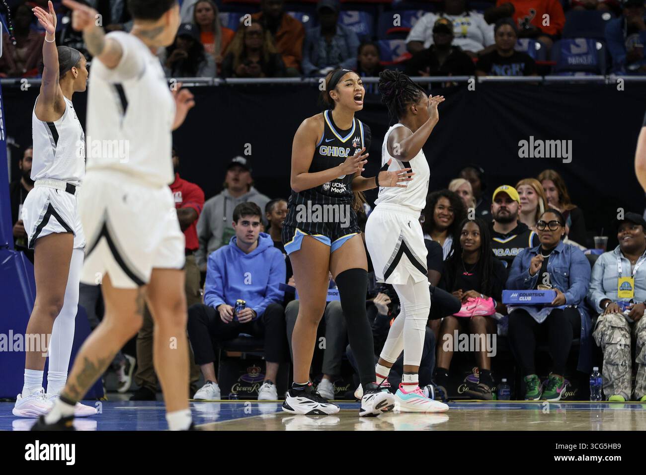 Chicago, USA. August 2025. Angel Reese (5 Chicago Sky) reagiert auf ein Spiel zwischen den Chicago Sky und Las Vegas Aces am Montag, den 25. August 2025 in der Wintrust Arena in Chicago, USA. (KEINE KOMMERZIELLE NUTZUNG) Guthaben: SPP Sport Pressefoto. /Alamy Live News Stockfoto