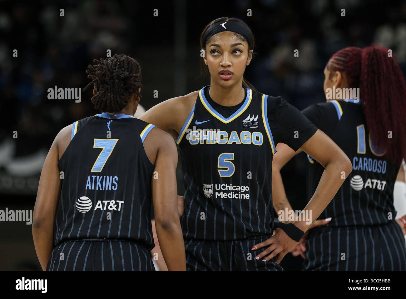 Chicago, USA. August 2025. Angel Reese (5 Chicago Sky) wird während des Spiels zwischen den Chicago Sky und Las Vegas Aces am Montag, den 25. August 2025 in der Wintrust Arena in Chicago, USA, gesehen. (KEINE KOMMERZIELLE NUTZUNG) Guthaben: SPP Sport Pressefoto. /Alamy Live News Stockfoto