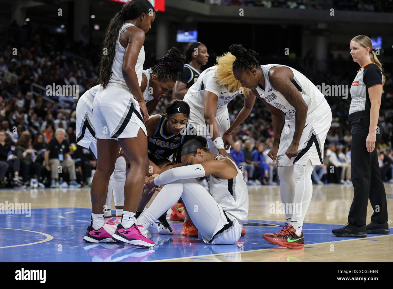 Chicago, USA. August 2025. Angel Reese (5 Chicago Sky) verletzte A'ja Wilson (22 Las Vegas Aces) während des Spiels zwischen den Chicago Sky und Las Vegas Aces am Montag, 25. August 2025 in der Wintrust Arena, Chicago, USA. (KEINE KOMMERZIELLE NUTZUNG) Guthaben: SPP Sport Pressefoto. /Alamy Live News Stockfoto