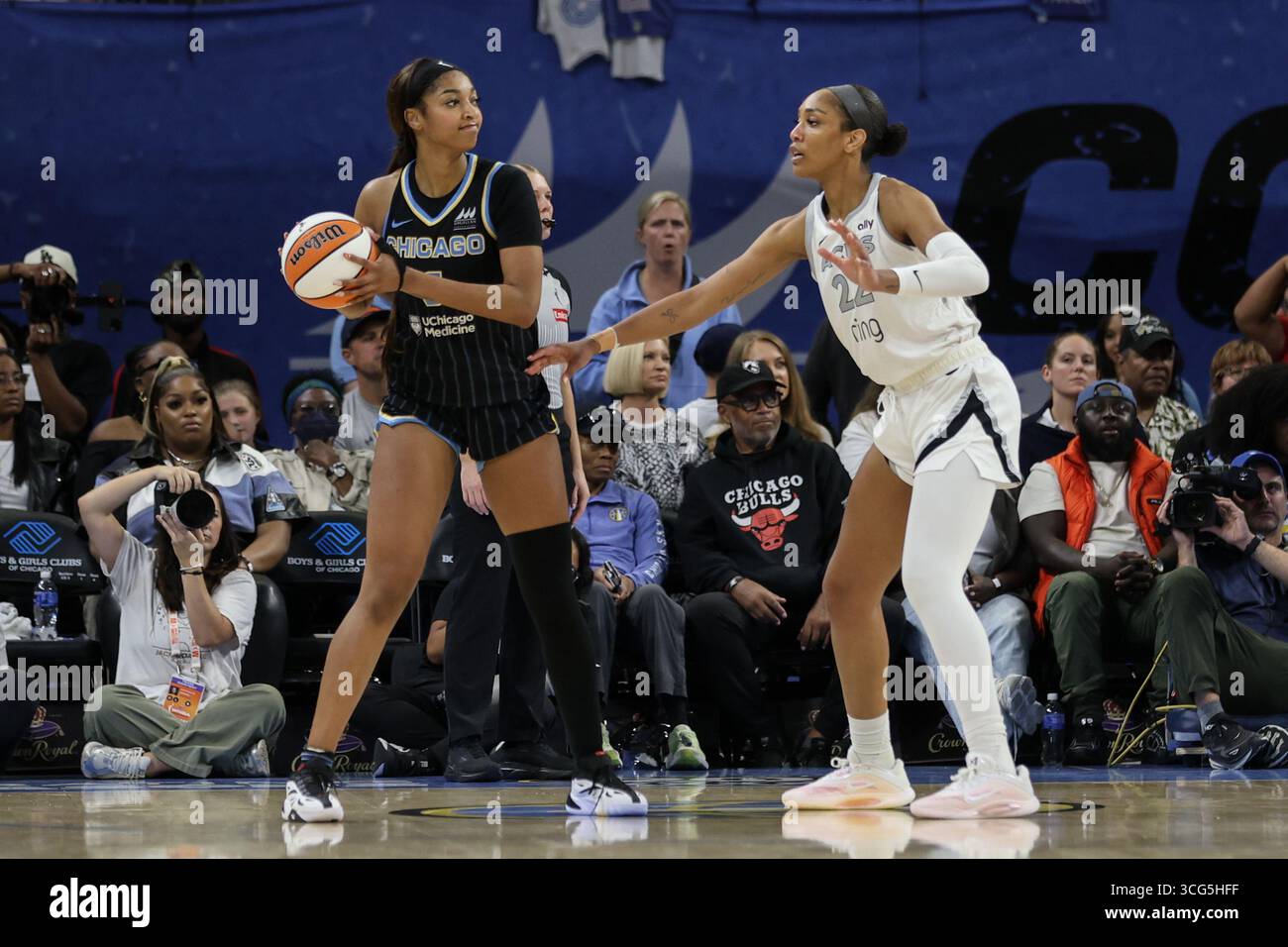 Chicago, USA. August 2025. Angel Reese (5 Chicago Sky) und A'ja Wilson (22 Las Vegas Aces) werden am Montag, den 25. August 2025 in der Wintrust Arena in Chicago, USA gesehen. (KEINE KOMMERZIELLE NUTZUNG) Guthaben: SPP Sport Pressefoto. /Alamy Live News Stockfoto