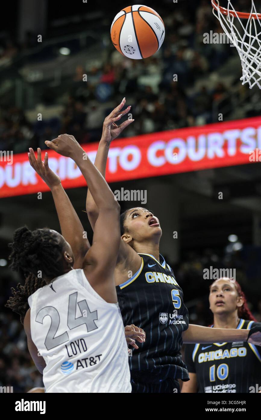 Chicago, USA. August 2025. Angel Reese (5 Chicago Sky) holt sich den Rückstoß während des Spiels zwischen den Chicago Sky und Las Vegas Aces am Montag, den 25. August 2025 in der Wintrust Arena, Chicago, USA. (KEINE KOMMERZIELLE NUTZUNG) Guthaben: SPP Sport Pressefoto. /Alamy Live News Stockfoto