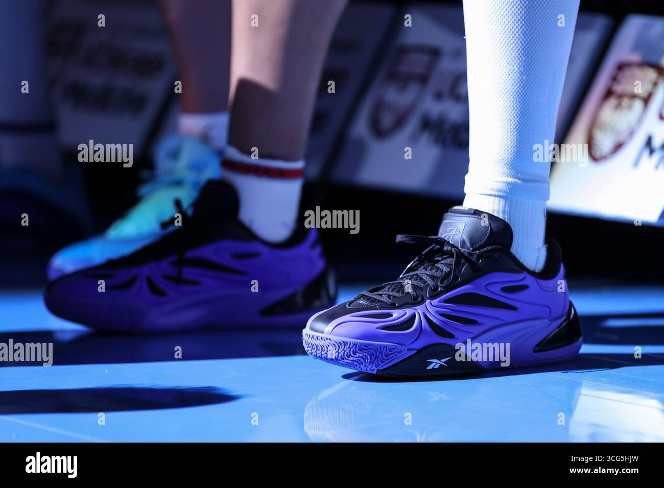 Chicago, USA. August 2025. Angel Reese (5 Chicago Sky) Sneakers werden während des Spiels zwischen Chicago Sky und Connecticut Sun am Samstag, 23. August 2025 in der Wintrust Arena in Chicago, USA, gesehen. (KEINE KOMMERZIELLE NUTZUNG) Guthaben: SPP Sport Pressefoto. /Alamy Live News Stockfoto