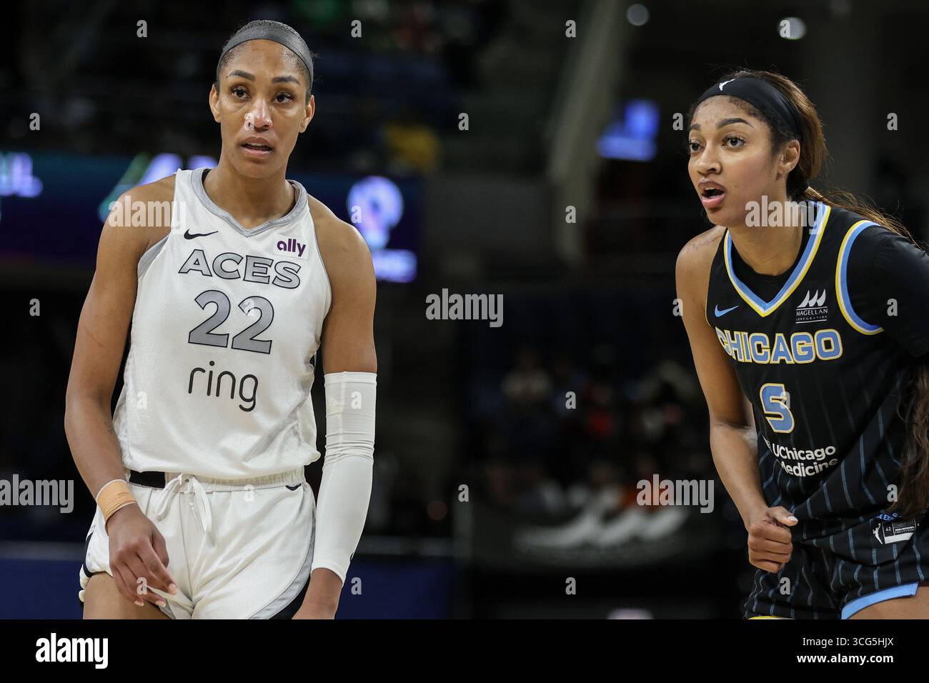 Chicago, USA. August 2025. A’ja Wilson (22 Las Vegas Aces) und Angel Reese (5 Chicago Sky) werden am Montag, den 25. August 2025 in der Wintrust Arena in Chicago, USA, gesehen. (KEINE KOMMERZIELLE NUTZUNG) Guthaben: SPP Sport Pressefoto. /Alamy Live News Stockfoto