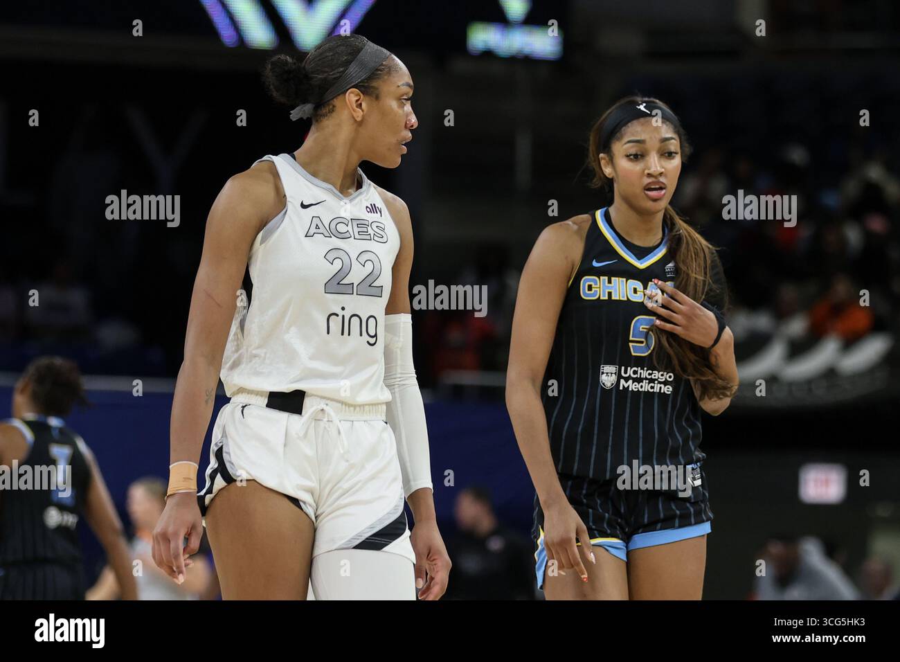 Chicago, USA. August 2025. A’ja Wilson (22 Las Vegas Aces) und Angel Reese (5 Chicago Sky) werden am Montag, den 25. August 2025 in der Wintrust Arena in Chicago, USA, gesehen. (KEINE KOMMERZIELLE NUTZUNG) Guthaben: SPP Sport Pressefoto. /Alamy Live News Stockfoto