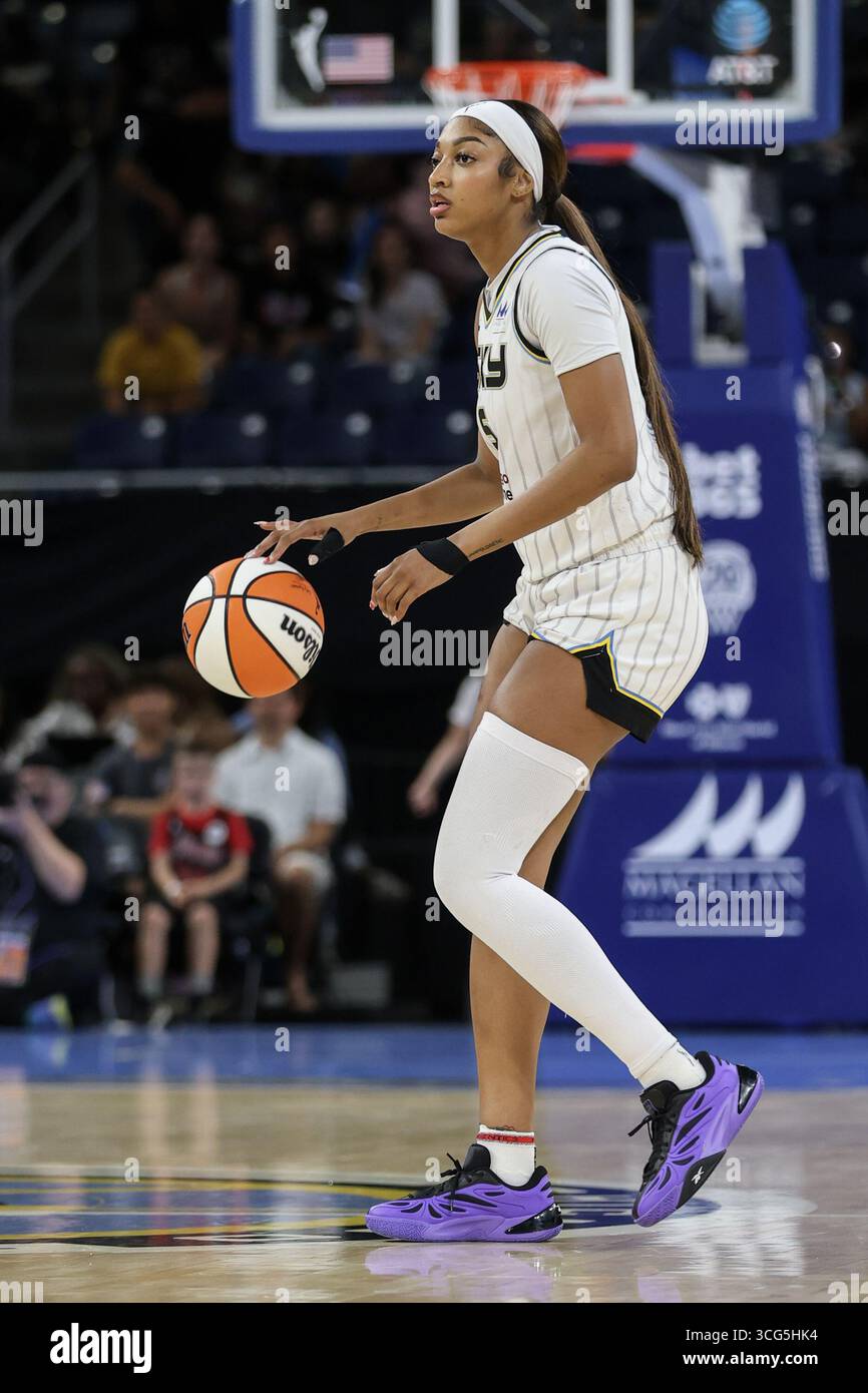 Chicago, USA. August 2025. Angel Reese (5 Chicago Sky) dribbelt während des Spiels zwischen Chicago Sky und Connecticut Sun am Samstag, 23. August 2025 in der Wintrust Arena, Chicago, USA. (KEINE KOMMERZIELLE NUTZUNG) Guthaben: SPP Sport Pressefoto. /Alamy Live News Stockfoto