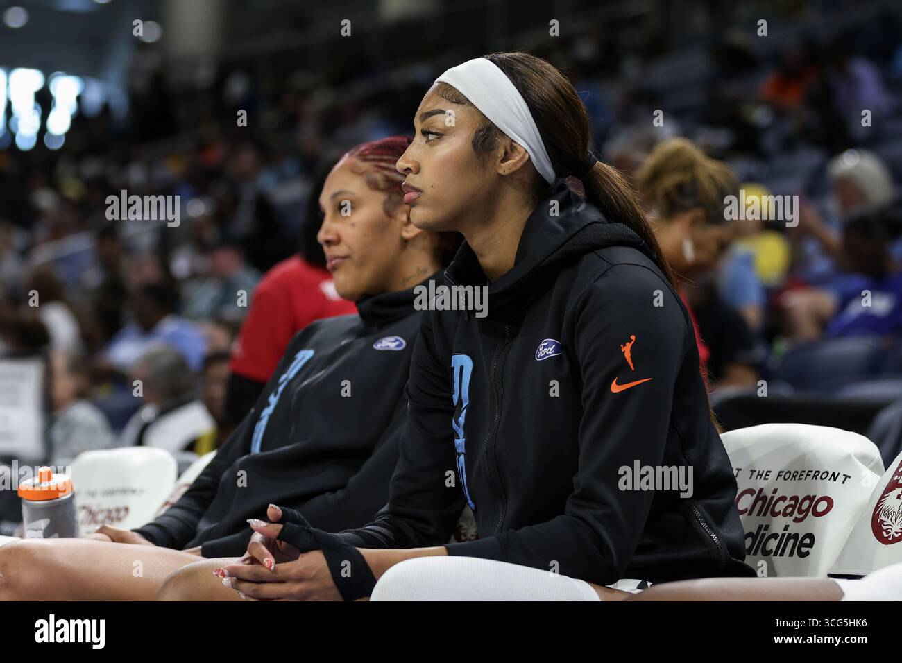 Chicago, USA. August 2025. Angel Reese (5 Chicago Sky) wird während des Spiels zwischen den Chicago Sky und Connecticut Sun am Samstag, den 23. August 2025 in der Wintrust Arena in Chicago, USA, gesehen. (KEINE KOMMERZIELLE NUTZUNG) Guthaben: SPP Sport Pressefoto. /Alamy Live News Stockfoto