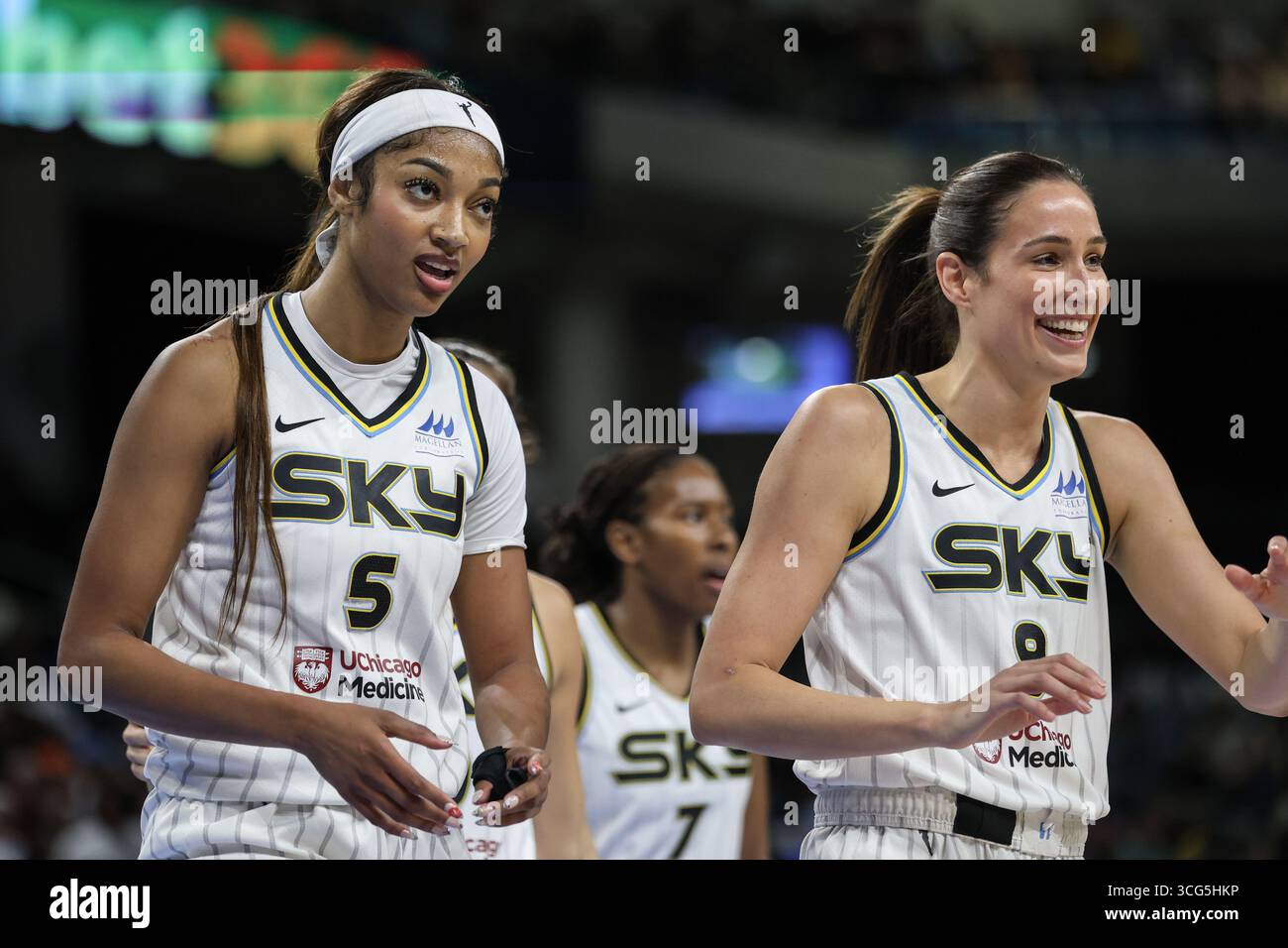 Chicago, USA. August 2025. Angel Reese (5 Chicago Sky) und Rebecca Allen (9 Chicago Sky) reagieren auf ein Spiel zwischen Chicago Sky und Connecticut Sun am Samstag, den 23. August 2025 in der Wintrust Arena in Chicago, USA. (KEINE KOMMERZIELLE NUTZUNG) Guthaben: SPP Sport Pressefoto. /Alamy Live News Stockfoto