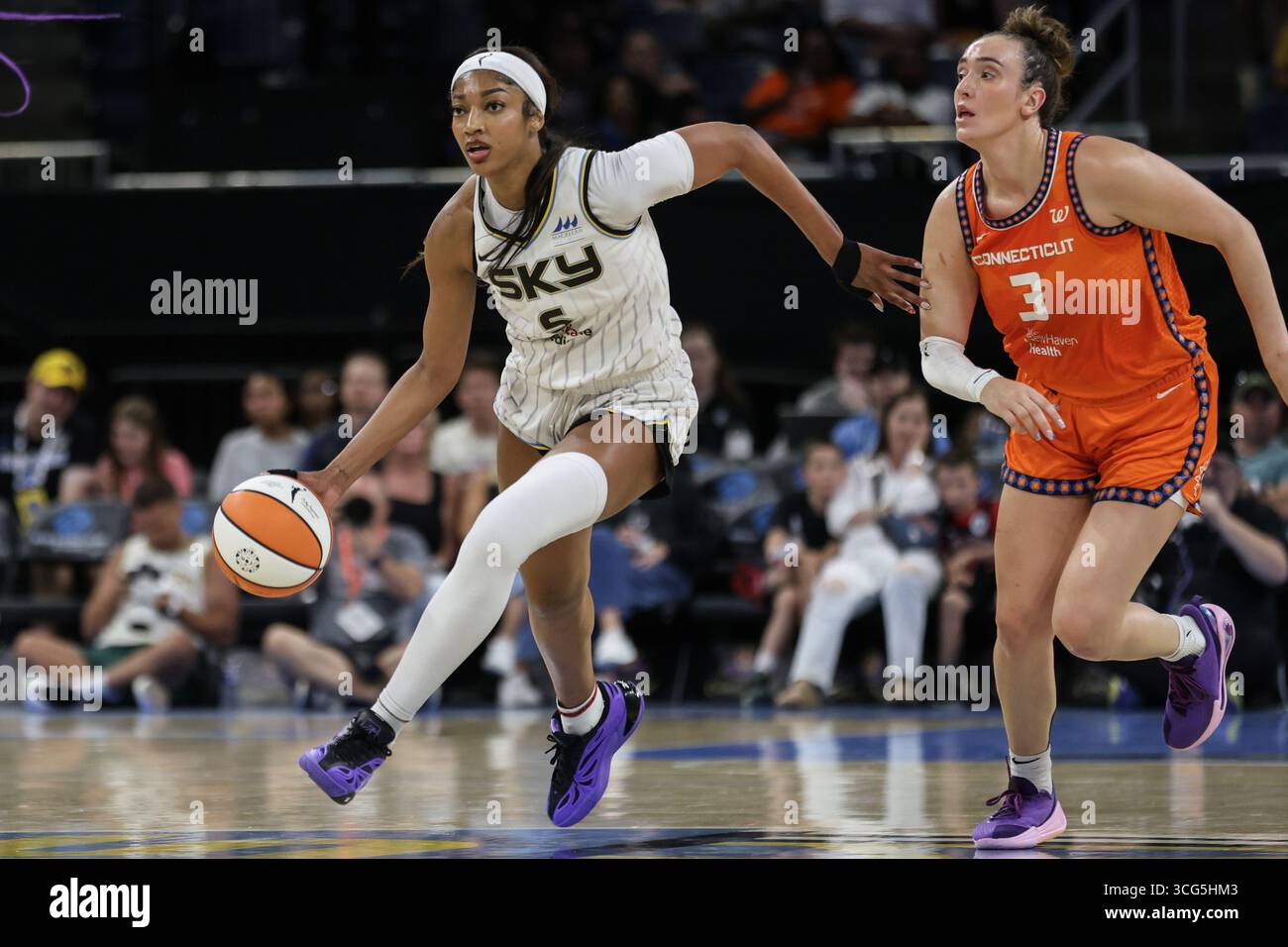 Chicago, USA. August 2025. Angel Reese (5 Chicago Sky) dribbelt während des Spiels zwischen Chicago Sky und Connecticut Sun am Samstag, 23. August 2025 in der Wintrust Arena, Chicago, USA. (KEINE KOMMERZIELLE NUTZUNG) Guthaben: SPP Sport Pressefoto. /Alamy Live News Stockfoto