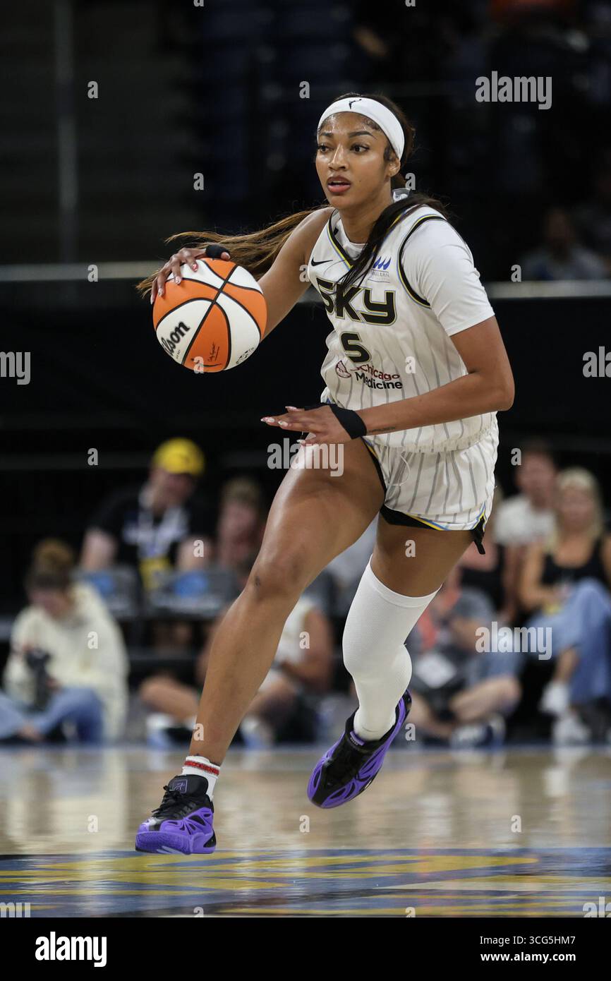 Chicago, USA. August 2025. Angel Reese (5 Chicago Sky) dribbelt während des Spiels zwischen Chicago Sky und Connecticut Sun am Samstag, 23. August 2025 in der Wintrust Arena, Chicago, USA. (KEINE KOMMERZIELLE NUTZUNG) Guthaben: SPP Sport Pressefoto. /Alamy Live News Stockfoto