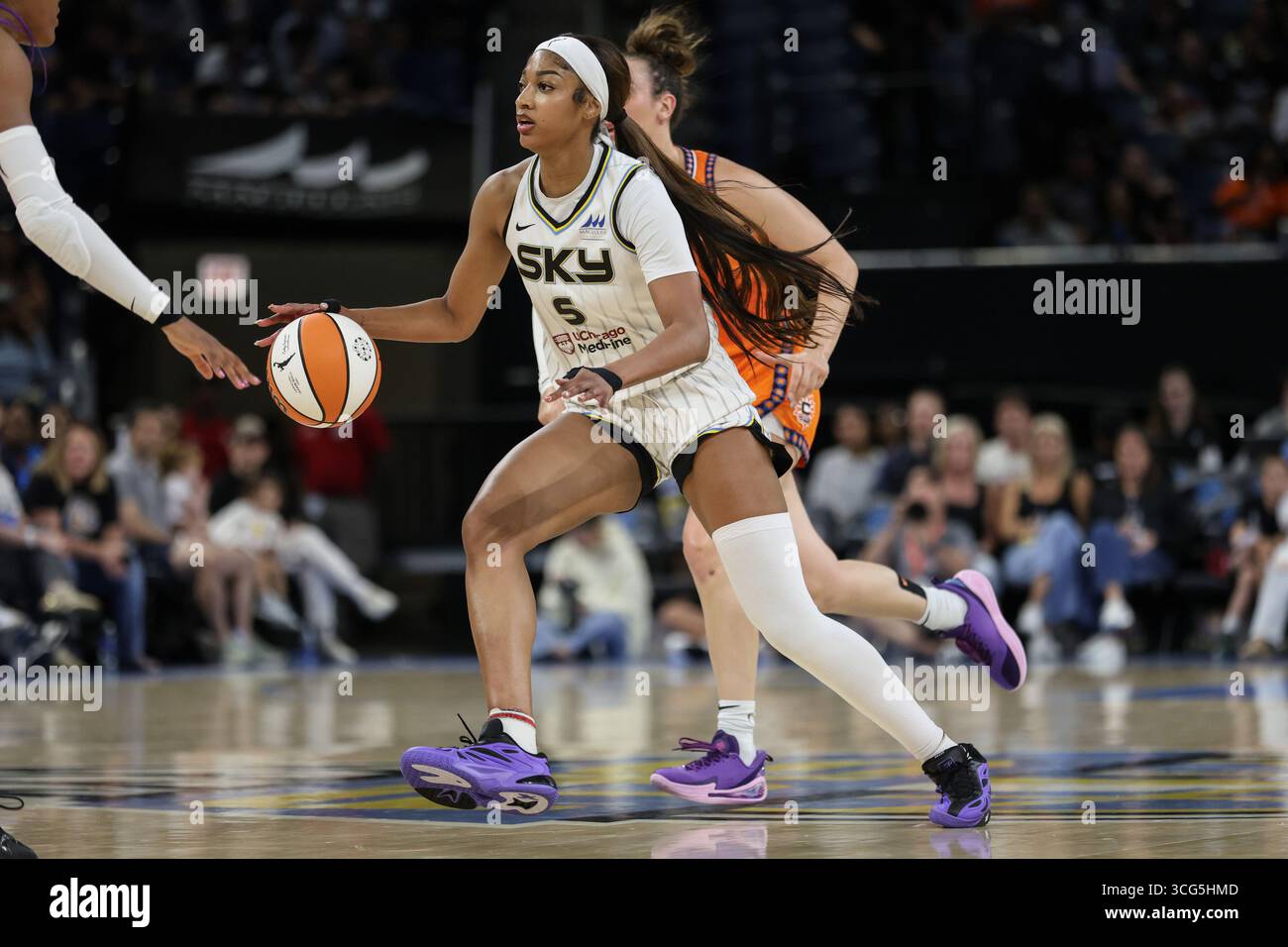 Chicago, USA. August 2025. Angel Reese (5 Chicago Sky) dribbelt während des Spiels zwischen Chicago Sky und Connecticut Sun am Samstag, 23. August 2025 in der Wintrust Arena, Chicago, USA. (KEINE KOMMERZIELLE NUTZUNG) Guthaben: SPP Sport Pressefoto. /Alamy Live News Stockfoto