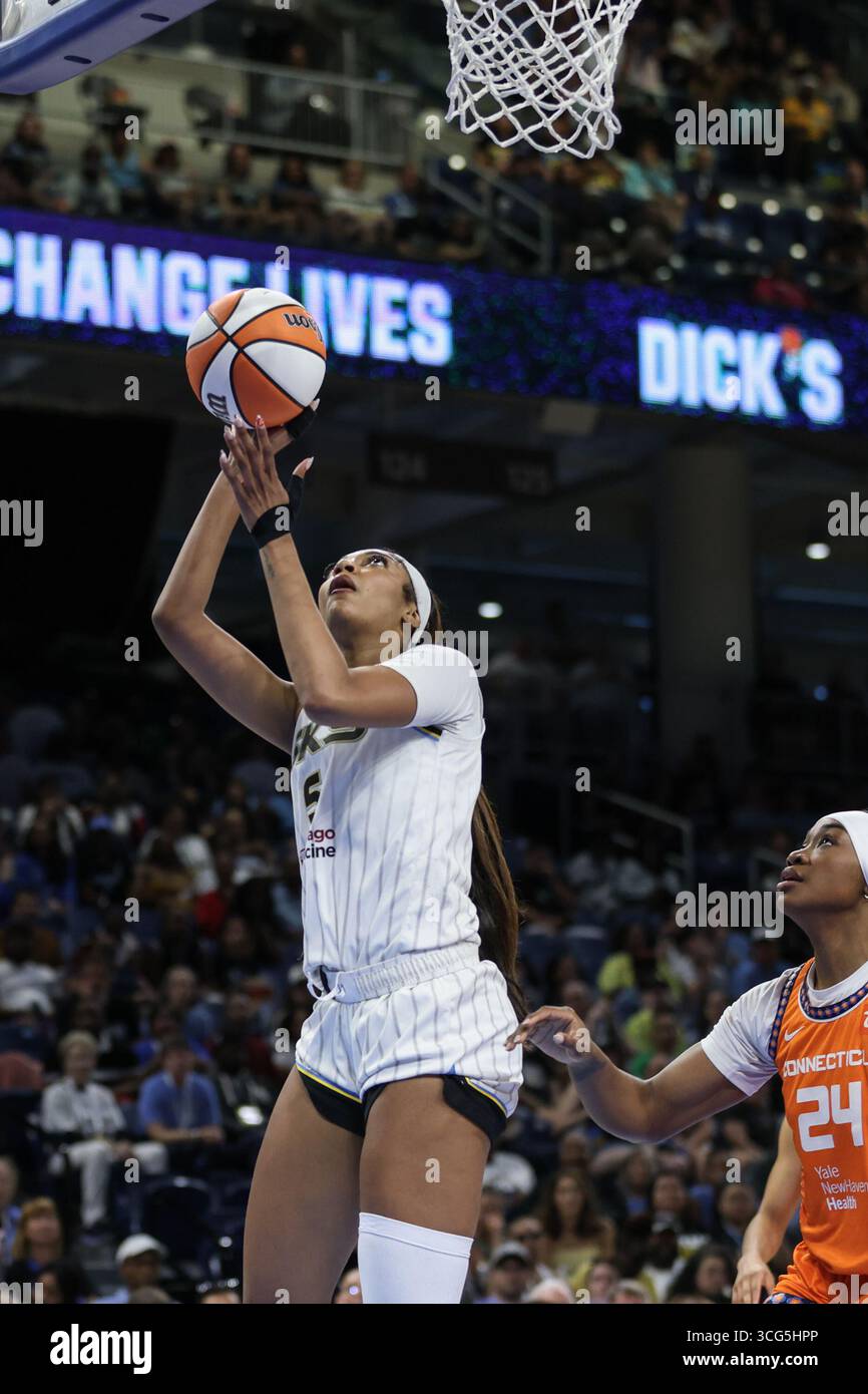 Chicago, USA. August 2025. Angel Reese (5 Chicago Sky) versucht am 23. August 2025 in der Wintrust Arena, Chicago, USA, ein Layup zwischen den Chicago Sky und Connecticut Sun. (KEINE KOMMERZIELLE NUTZUNG) Guthaben: SPP Sport Pressefoto. /Alamy Live News Stockfoto