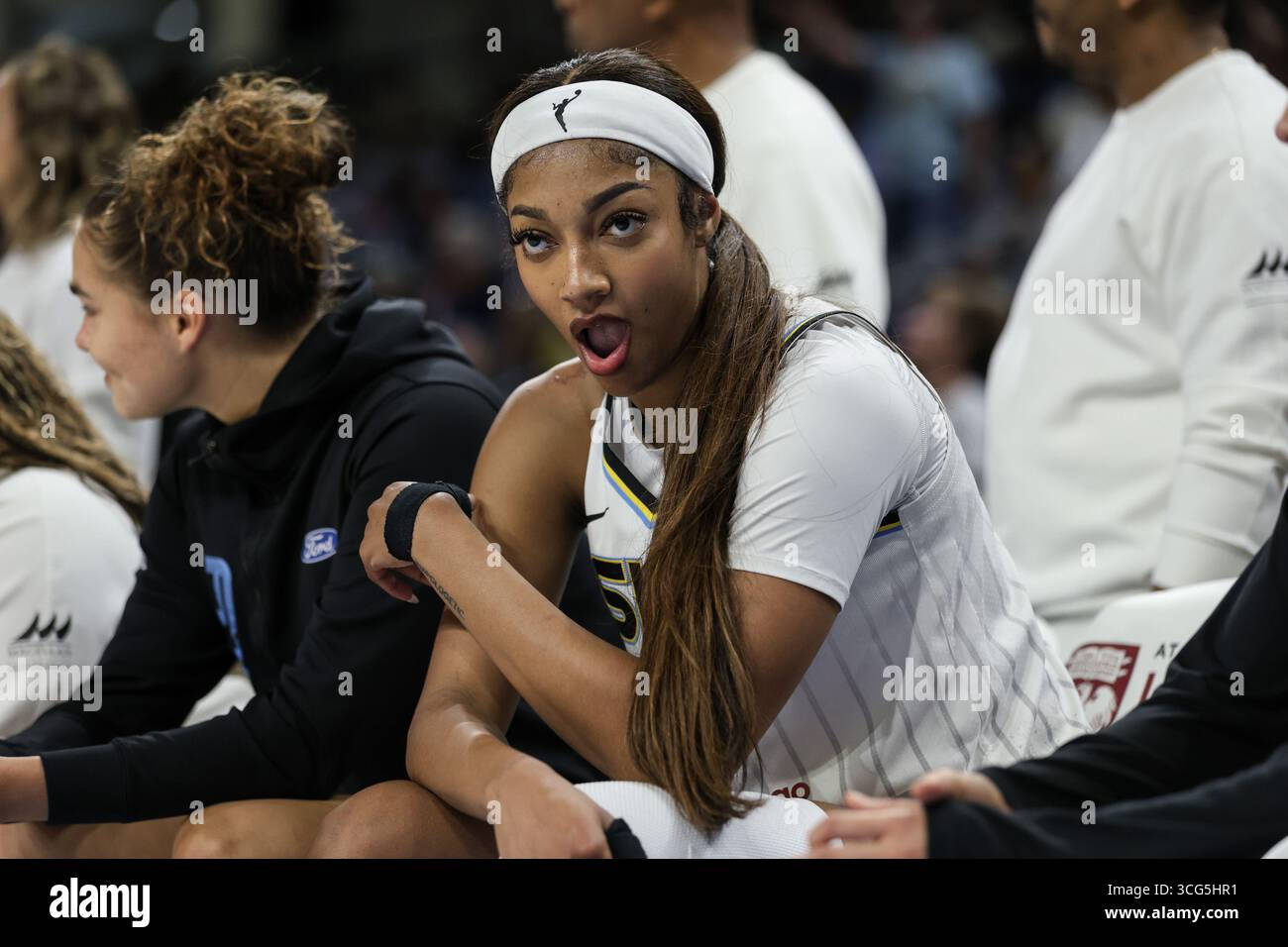 Chicago, USA. August 2025. Angel Reese (5 Chicago Sky) reagiert auf ein Spiel zwischen Chicago Sky und Connecticut Sun am Samstag, den 23. August 2025 in der Wintrust Arena in Chicago, USA. (KEINE KOMMERZIELLE NUTZUNG) Guthaben: SPP Sport Pressefoto. /Alamy Live News Stockfoto