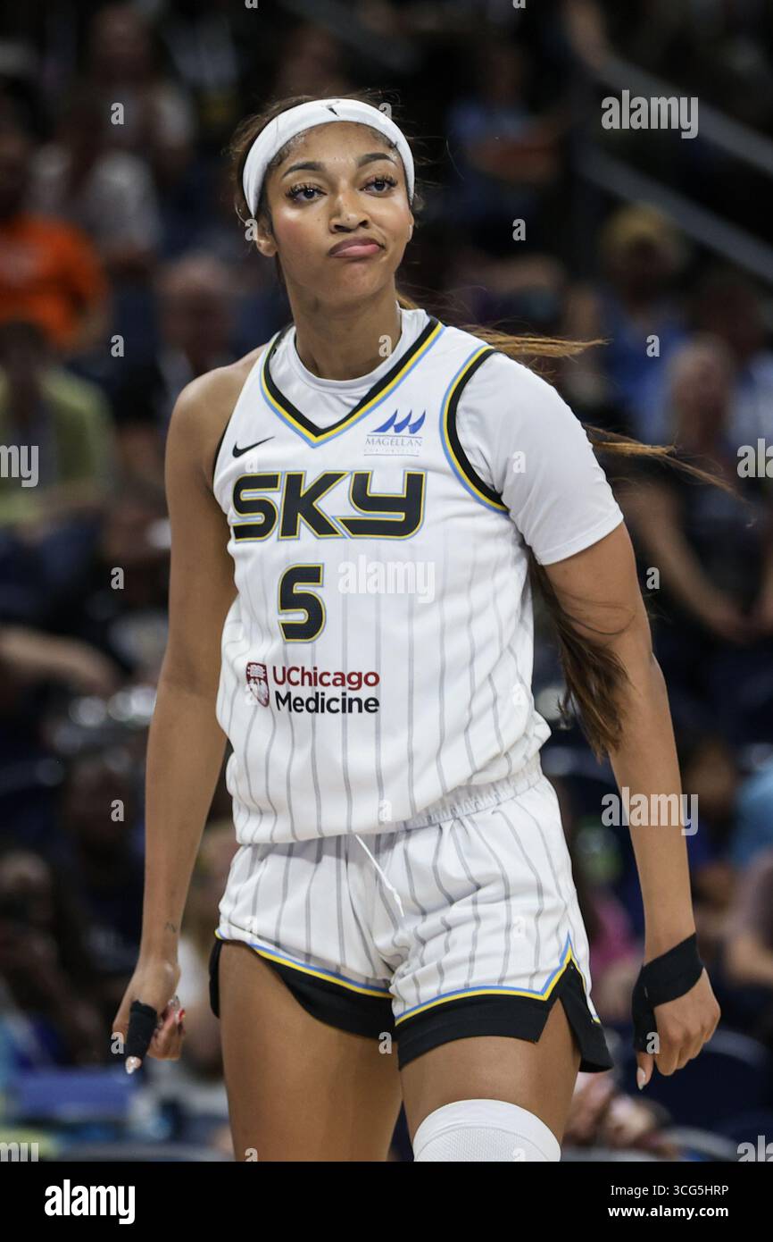 Chicago, USA. August 2025. Angel Reese (5 Chicago Sky) reagiert auf ein Spiel zwischen Chicago Sky und Connecticut Sun am Samstag, den 23. August 2025 in der Wintrust Arena in Chicago, USA. (KEINE KOMMERZIELLE NUTZUNG) Guthaben: SPP Sport Pressefoto. /Alamy Live News Stockfoto