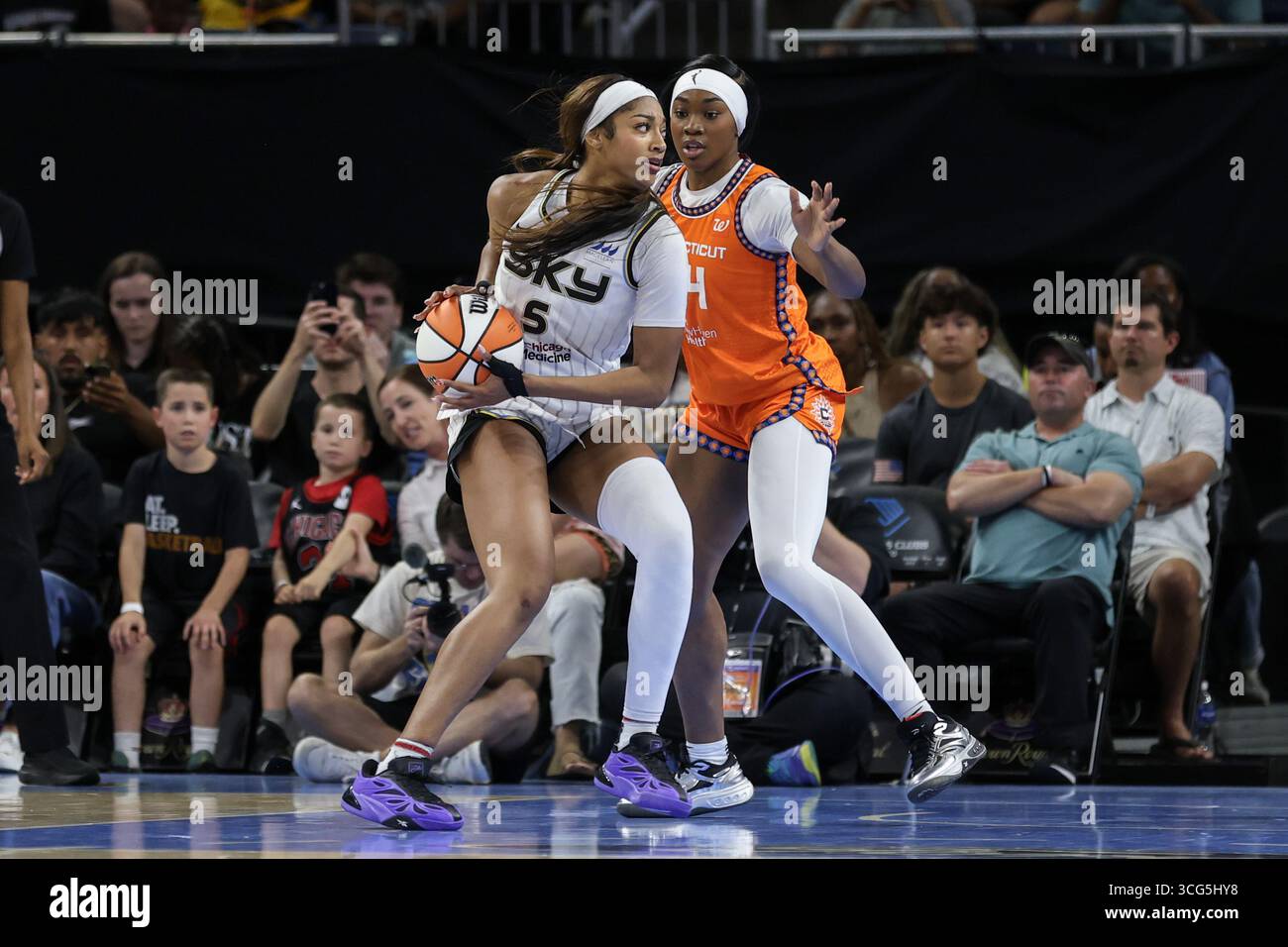 Chicago, USA. August 2025. Angel Reese (5 Chicago Sky) tritt gegen Aneesah Morrow (24 Connecticut Sun) während des Spiels zwischen Chicago Sky und Connecticut Sun am Samstag, den 23. August 2025 in der Wintrust Arena in Chicago, USA auf. (KEINE KOMMERZIELLE NUTZUNG) Guthaben: SPP Sport Pressefoto. /Alamy Live News Stockfoto
