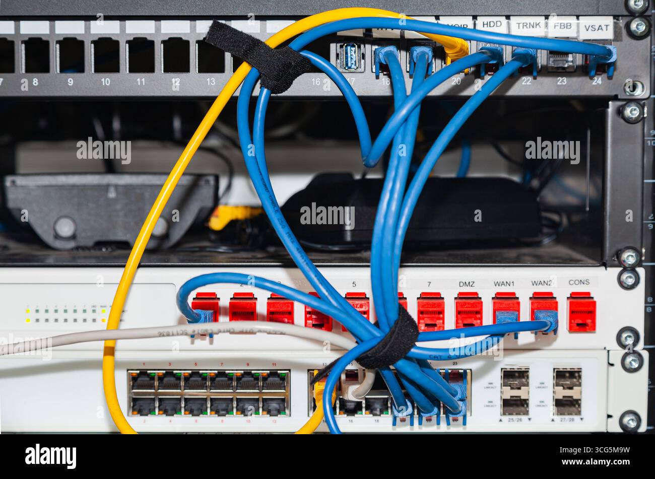 Angeschlossene Verteilerkabel in einem Computer-Satellitenverteiler. Stockfoto