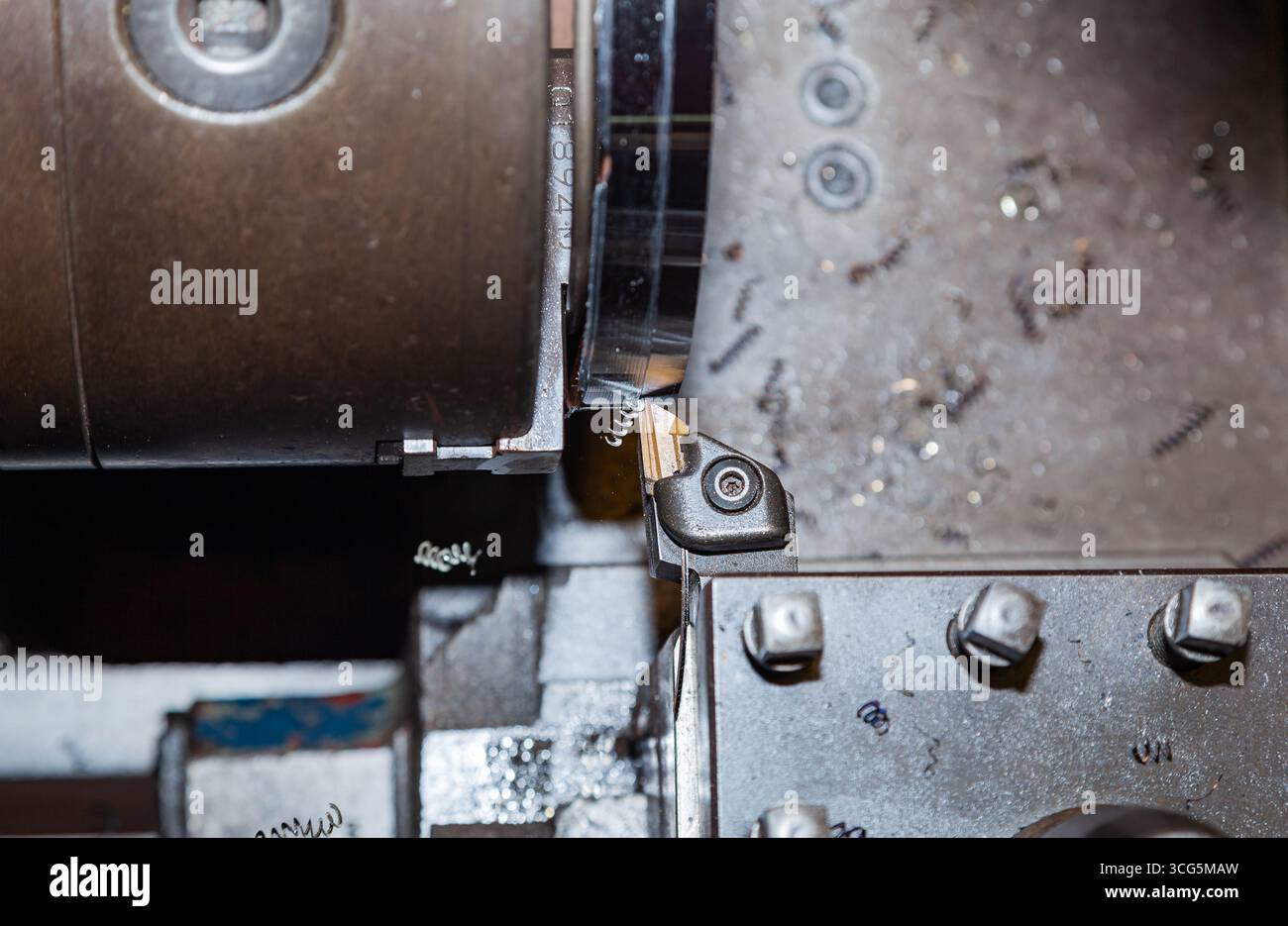 Drehen eines Stahlknüppels auf einer Drehmaschine mit einem Fräser. Stockfoto