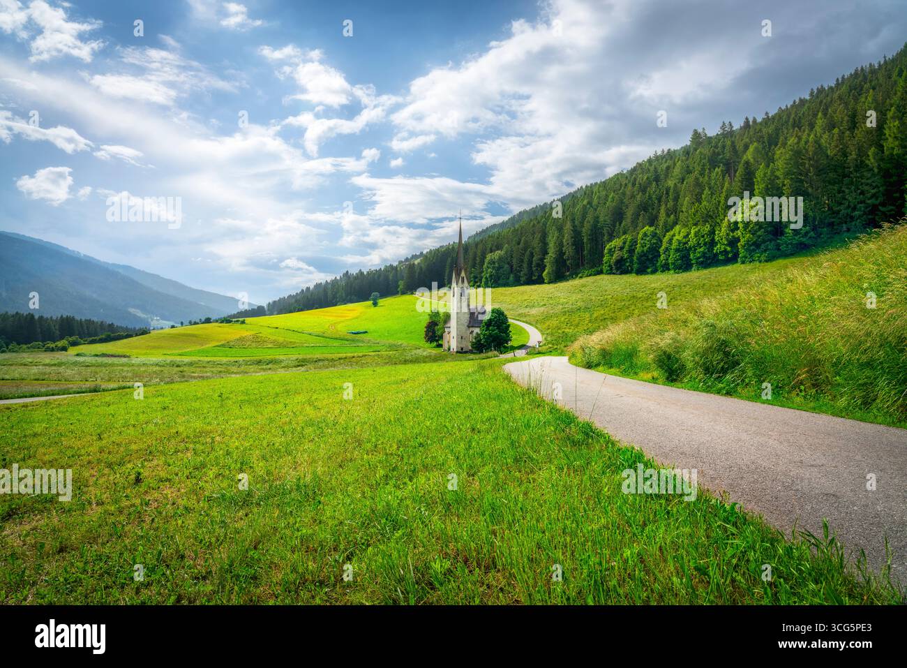 Malerische Kirche Santa Maddalena di Villabassa eingebettet in die atemberaubenden Dolomiten, Südtirol. Atemberaubende Alpenlandschaft mit historischer Kirche, g Stockfoto