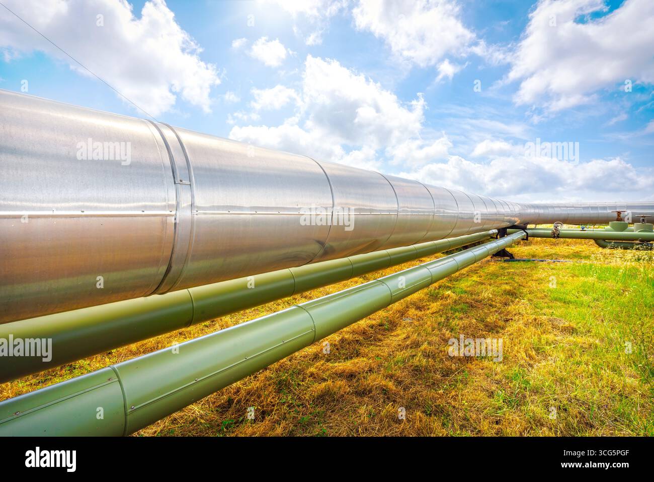 Pipelines eines geothermischen Kraftwerks bei Sonnenuntergang in Larderello, Toskana, Italien. Geothermie ist eine Form alternativer und nachhaltiger Energie Stockfoto