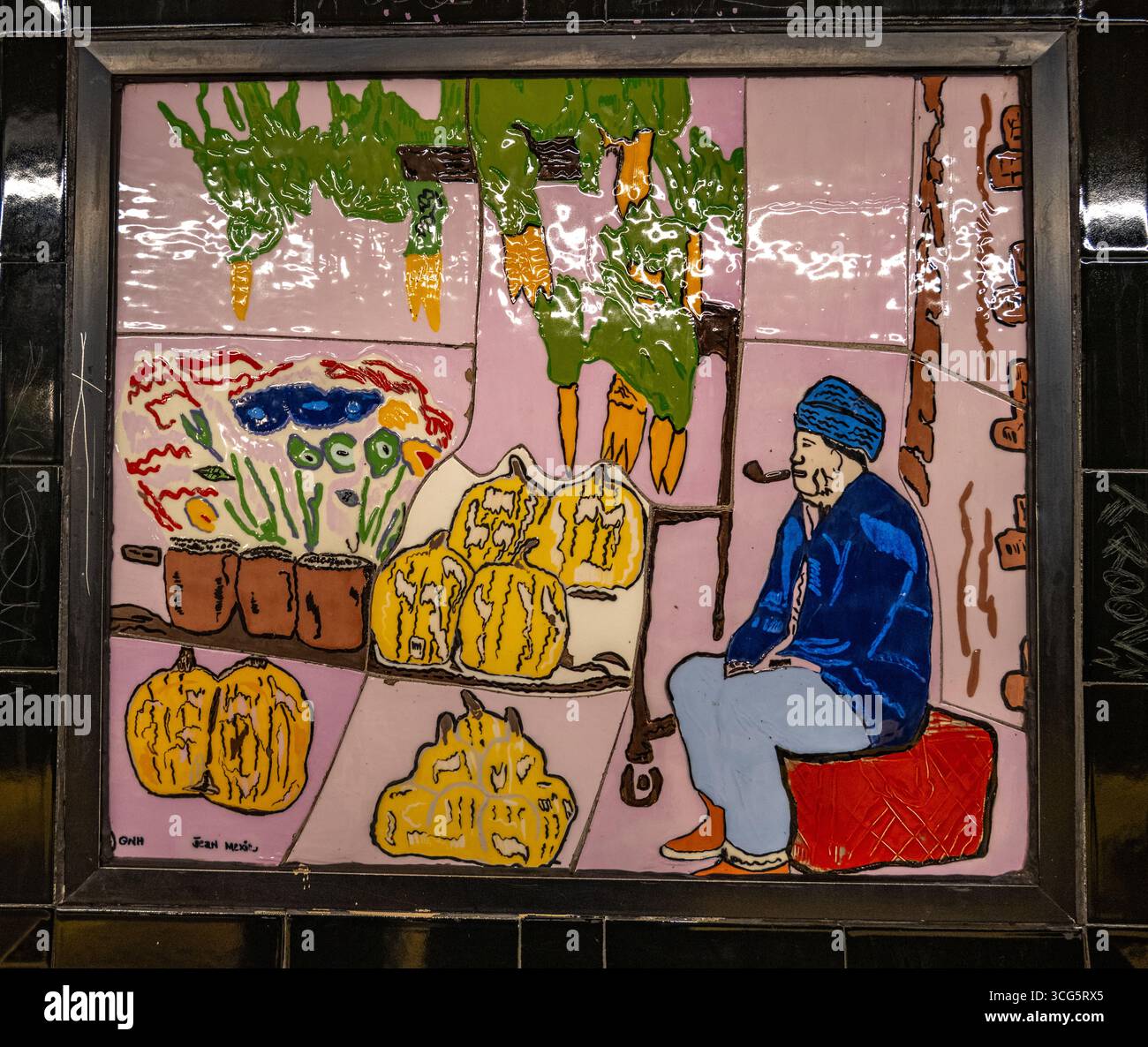 NYC U-Bahn-Fliesen zeigen einen Mann, der eine Pfeife in der Nähe seines Gemüse- und Blumenstandes von Nitza Tufino raucht Stockfoto