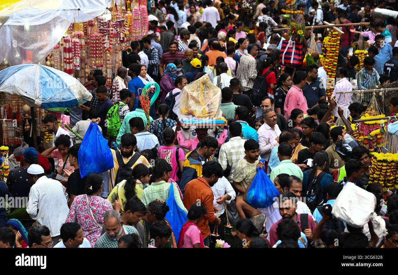 MUMBAI, INDIEN - 26. AUGUST: Am 26. AUGUST 2025 wird auf dem Dadar West Market eine riesige Menschenmenge zum Einkaufen des Ganeshotsav Festivals in Mumbai, Indien, beobachtet. Gläubige begrüßen Lord Ganesha seit dem Wochenende in ihren Häusern und Pandalen. 2025 wurde der 11-tägige Ganeshotsav vom 27. August bis 6. September gefeiert. (Foto: Raju Shinde/Hindustan Times/SIPA USA) Credit: SIPA USA/Alamy Live News Stockfoto
