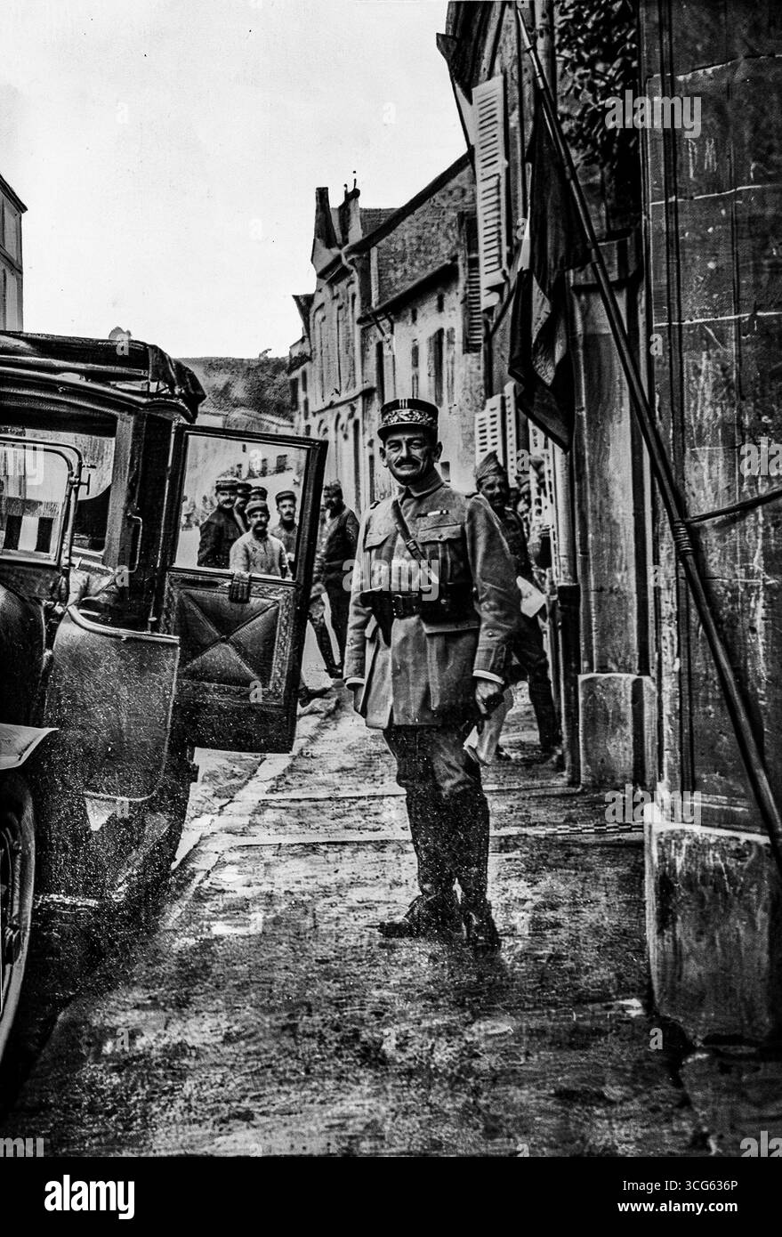 General Charles Mangin, fotografiert im Juni 1916 während des Ersten Weltkriegs. Als Veteran französischer Kolonialfeldzüge in Afrika und Marokko wurde Mangin zum Divisionsgeneral befördert, nachdem er die 5. Division kommandierte, die in Neuville-Saint-Vaast und Douaumont während der Schlacht von Verdun ausgezeichnet wurde. Dieses in L’Illustration veröffentlichte Porträt zeigt ihn in Uniform und symbolisiert Frankreichs militärische Führung in einer der kritischsten Zeiten des Krieges. Stockfoto