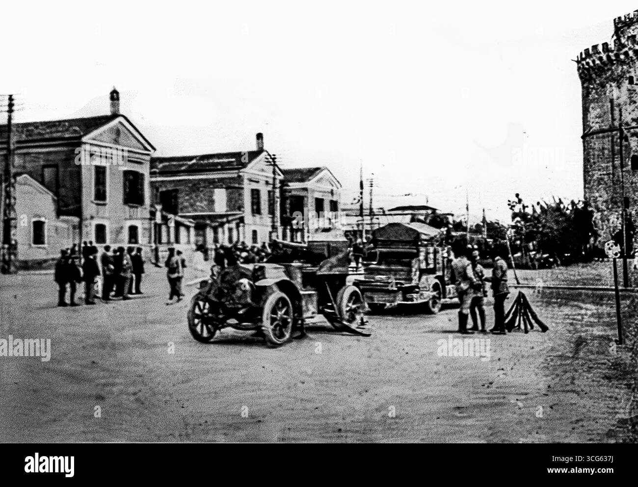 Eine französische Panzerbatterie, die im Juni 1916 in der Nähe des Weißen Turms von Salonica stationiert war. Dieses berühmte Wahrzeichen von Thessaloniki bildet die Kulisse für die militärischen Vorbereitungen der Alliierten während der Belagerung. Das Bild zeigt, wie moderne mechanisierte Kriegsführung den Balkan erreichte und symbolisiert die strategische Bedeutung von Salonica als Basis für die Entente während des Ersten Weltkriegs und die Verteidigung gegen die Vorstöße der Zentralmächte. Stockfoto