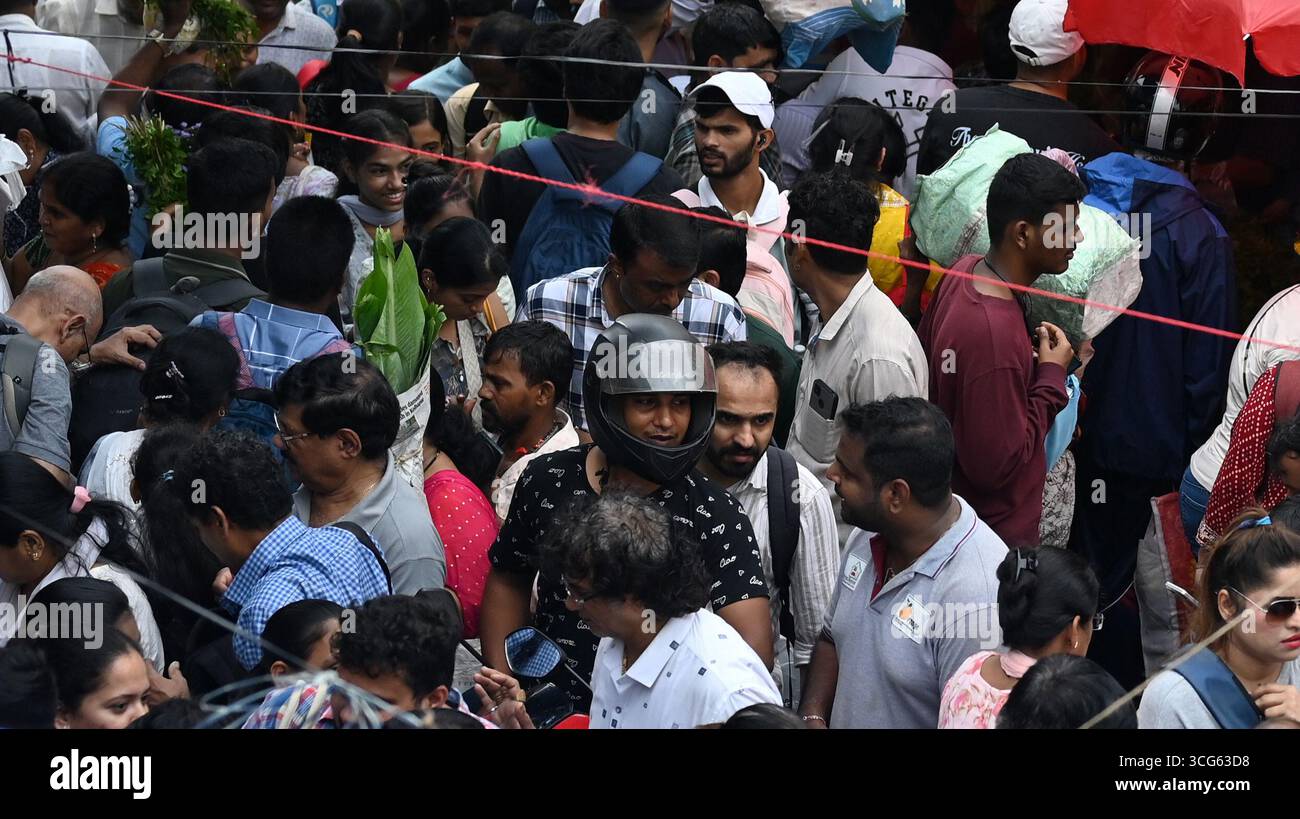 MUMBAI, INDIEN - 26. AUGUST: Am 26. AUGUST 2025 wird auf dem Dadar West Market eine riesige Menschenmenge zum Einkaufen des Ganeshotsav Festivals in Mumbai, Indien, beobachtet. Gläubige begrüßen Lord Ganesha seit dem Wochenende in ihren Häusern und Pandalen. 2025 wurde der 11-tägige Ganeshotsav vom 27. August bis 6. September gefeiert. (Foto: Raju Shinde/Hindustan Times/SIPA USA) Credit: SIPA USA/Alamy Live News Stockfoto