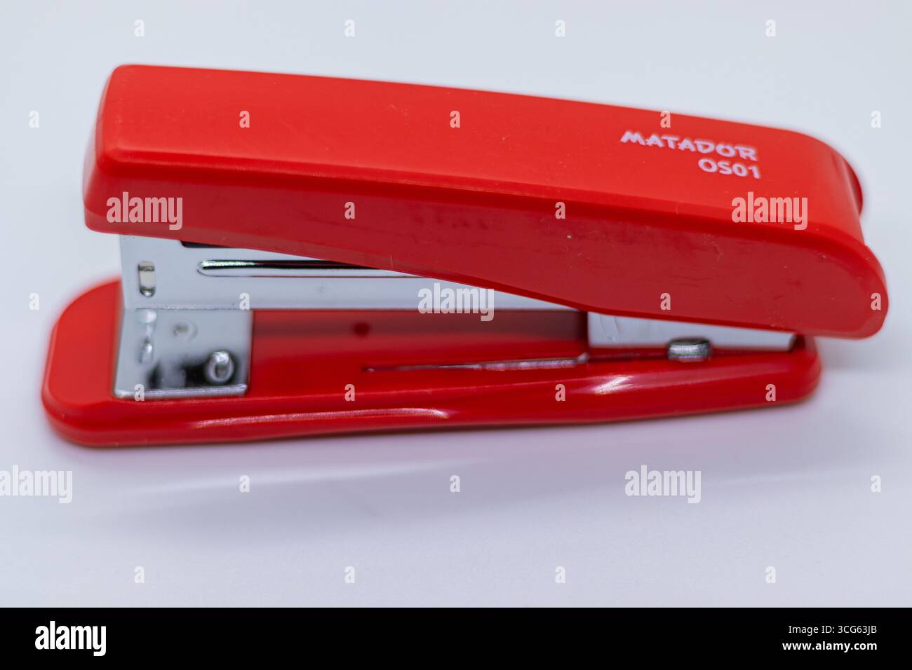 Schwarzes Büro-Heftgerät auf weißem Hintergrund. Stockfoto