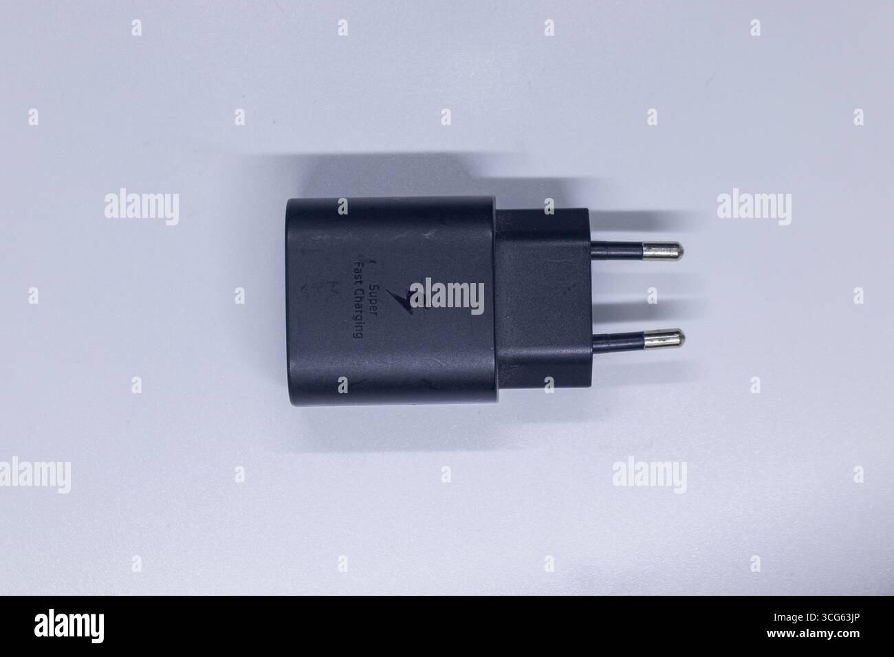 Nahaufnahme eines schwarzen superschnellen Ladeadapters mit kompaktem, modernem Design. Ideal für Elektronik, mobiles Zubehör, Stromversorgungslösungen. Stockfoto
