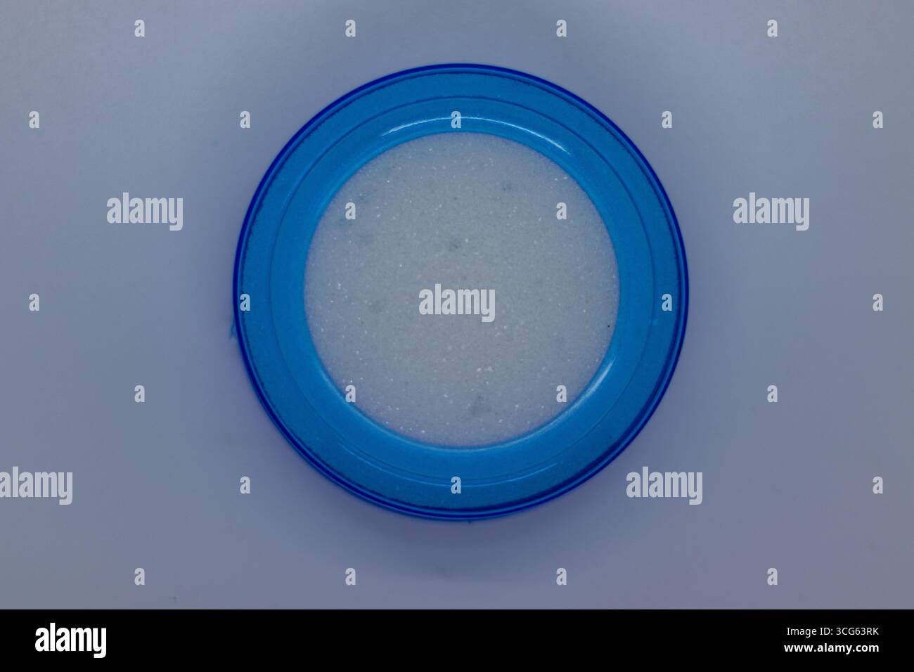 Blauer Wassersensor für das Zählen und Erkennen von Banknoten auf sauberem dunklem Hintergrund. Stockfoto