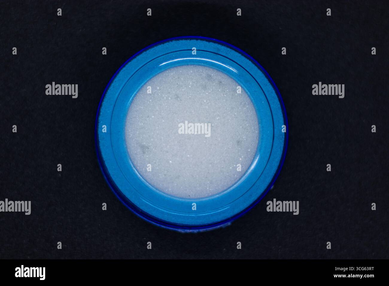 Blauer Wassersensor für das Zählen und Erkennen von Banknoten auf sauberem dunklem Hintergrund. Stockfoto