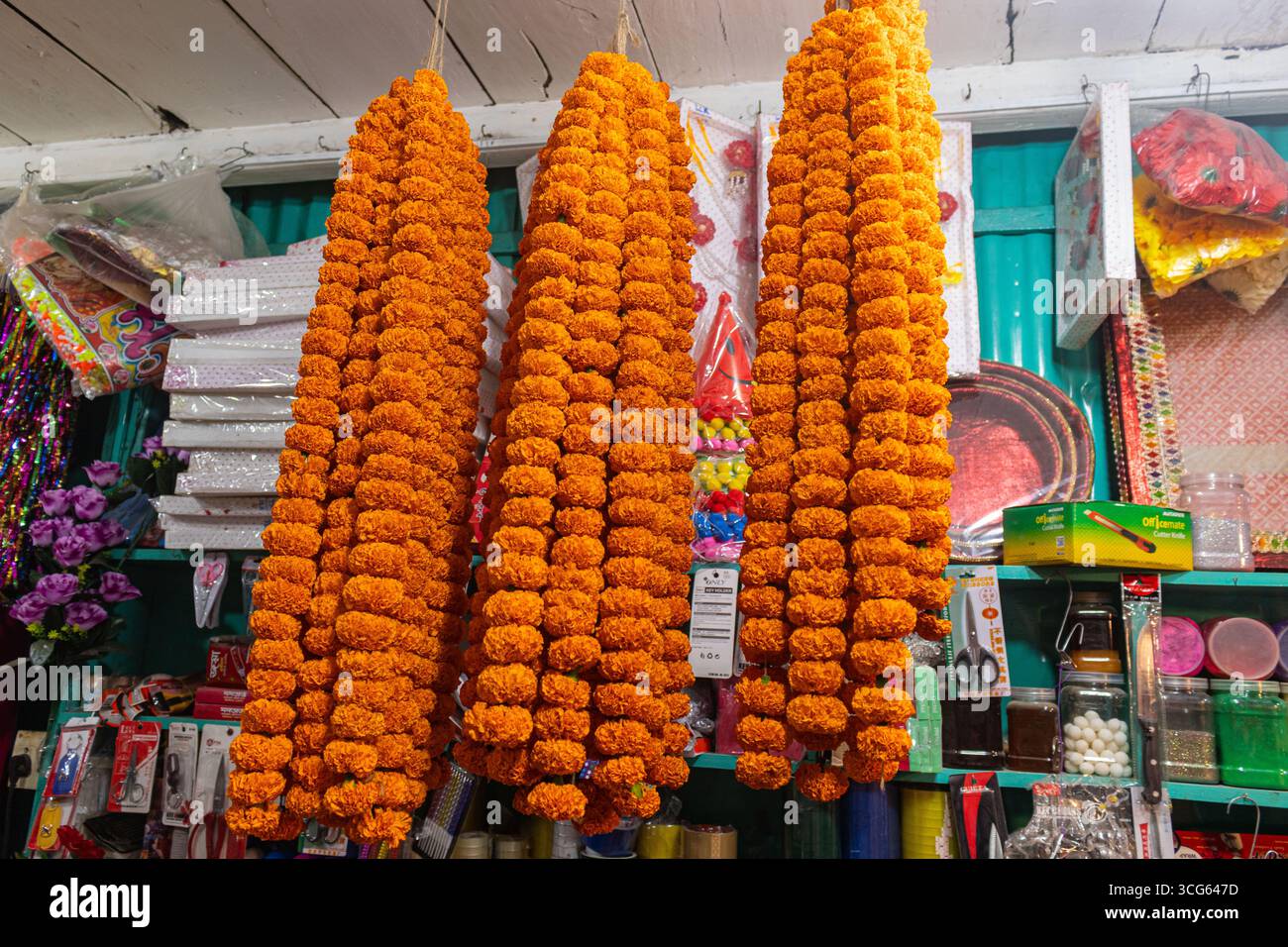 Leuchtend orange Ringelblumengirlanden zum Verkauf. Stockfoto