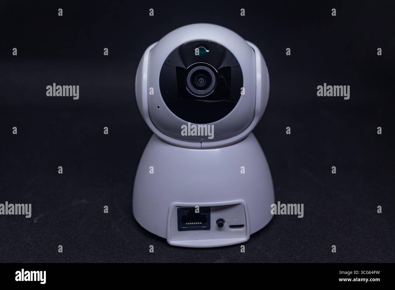 Nahaufnahme einer CCTV-Dome-Kamera mit transparenter Glasabdeckung auf isoliertem weißem Hintergrund. Moderne Sicherheitsvorrichtung für die Überwachung. Stockfoto