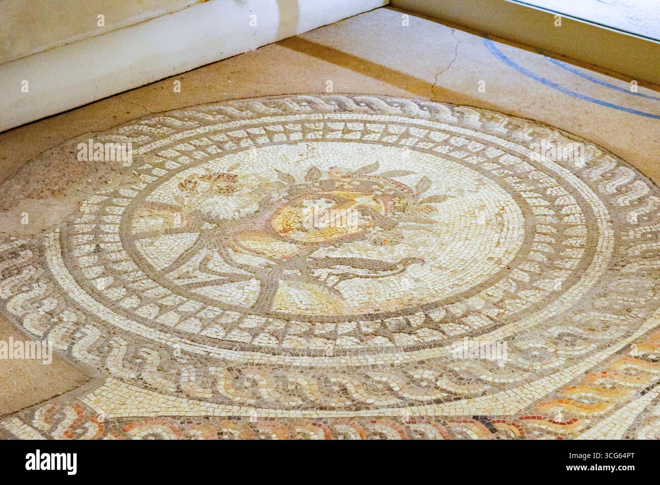 Cirencester, Cotswolds, England, UK Corinium Museum, Mosaik der römischen Jahreszeiten des 2. Jahrhunderts, Flora, Göttin des Frühlings, entdeckt 1849. Stockfoto