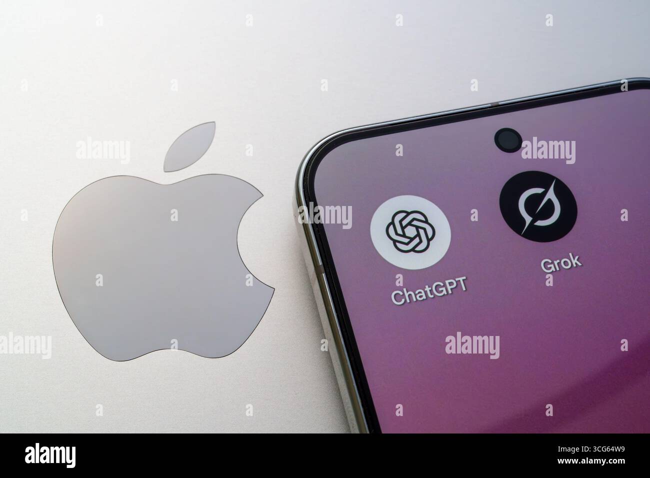 ChatGPT- und Grok AI-Chatbot-Apps auf dem Smartphone-Bildschirm neben dem Apple-Logo, die technische Rivalität und mobile KI zeigen. Stafford, Vereinigtes Königreich, 26. August 202 Stockfoto