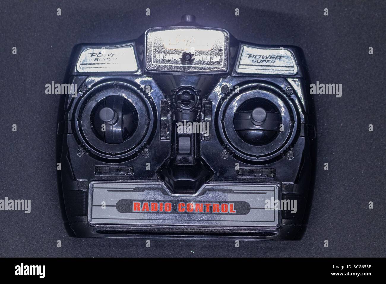 Nahaufnahme eines klassischen Funksteuergeräts, ideal für die Bedienung von ferngesteuerten Fahrzeugen. Controller im Vintage-Stil mit ergonomischem Design, Tasten und Antenne. Stockfoto