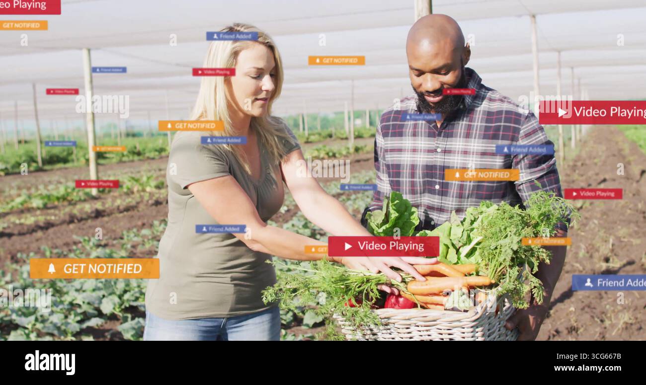 Mit Korbkorb gefüllt mit Karotten Grünkohl Tomaten, Bauern stehen im Gewächshaus in der Nähe von Ikonen Stockfoto